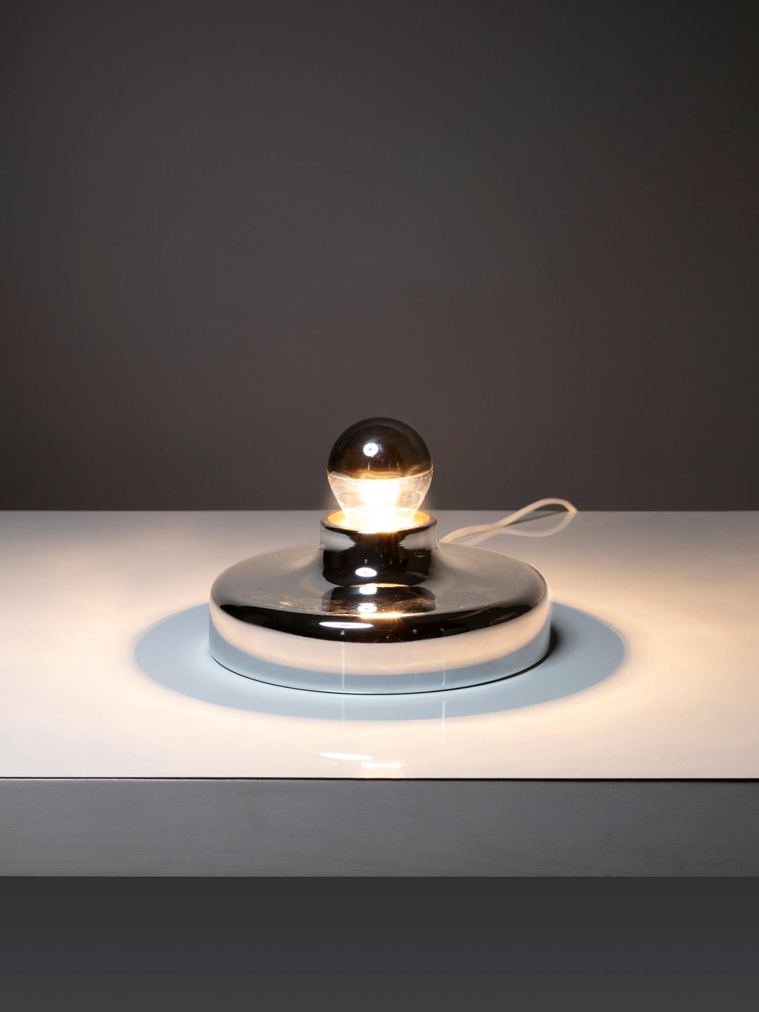 Table or wall lamp model 608 by Gino Sarfatti for Arteluce.
Chrome plated aluminum base hosting a visible light bulb.
