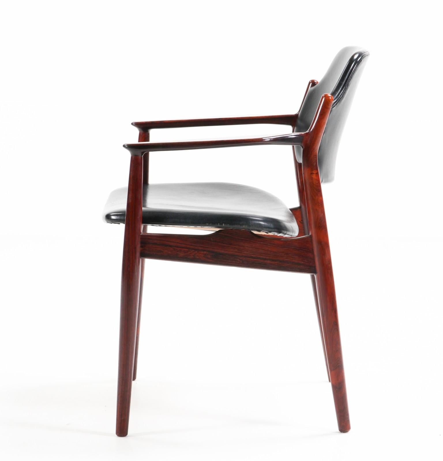 Seltenes Paar Tisch- oder Schreibtischsessel Modell 62A, entworfen von Arne Vodder. Die Linien und Ausführungen sind raffiniert. Die skulpturalen Details der Rückenlehne mit ihren schönen Gelenken schaffen eine großartige Kombination aus Komfort und