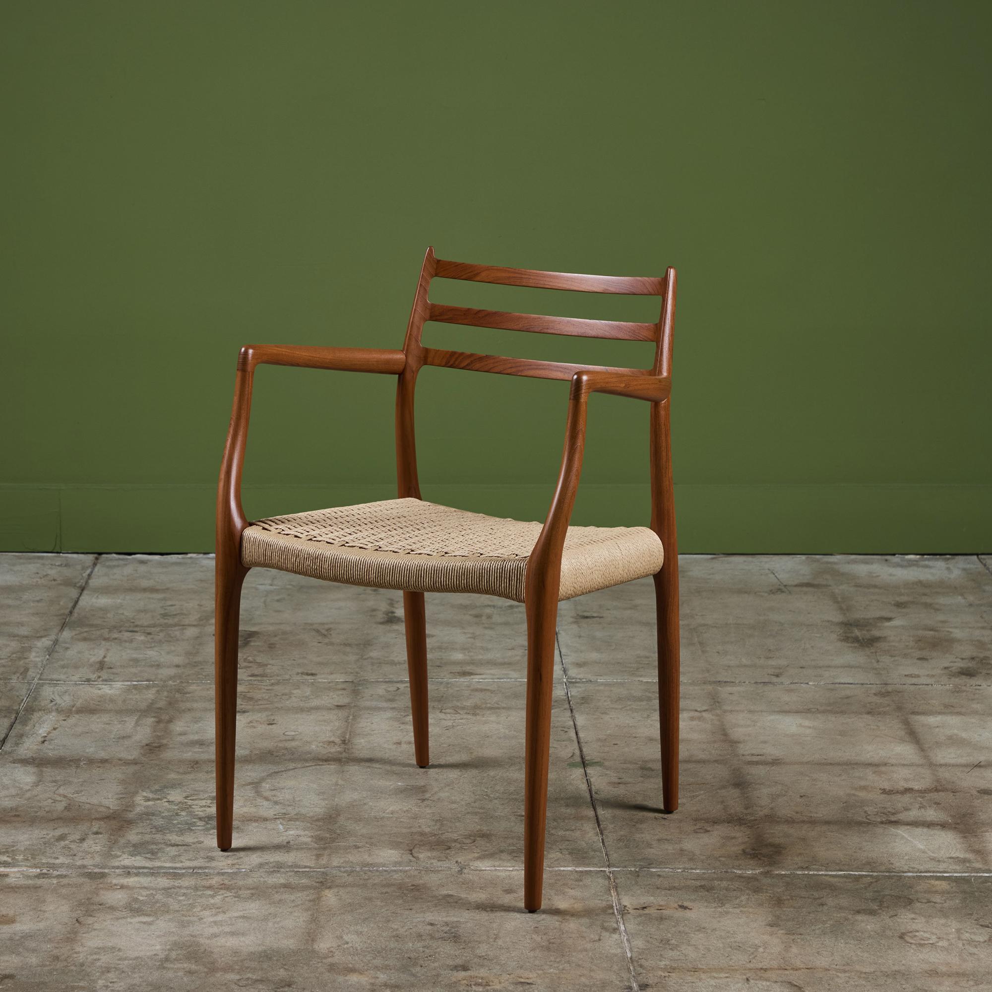 Fauteuil de salle à manger en teck conçu par Niels Otto Møller en 1962 et fabriqué par JL Møllers Møbelfabrik au Danemark avec des sièges en corde danoise [papier]. La chaise en teck a un dossier incurvé avec trois supports horizontaux, se terminant