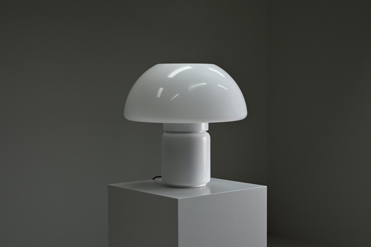 Model 625 table lamp by Elio Martinelli for Martinelli Luce, 1970s Italy. Moderno de mediados de siglo en venta
