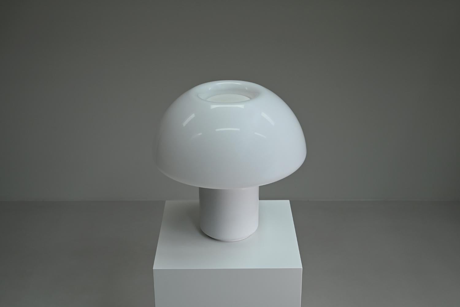 Model 625 table lamp by Elio Martinelli for Martinelli Luce, 1970s Italy. Italiano en venta