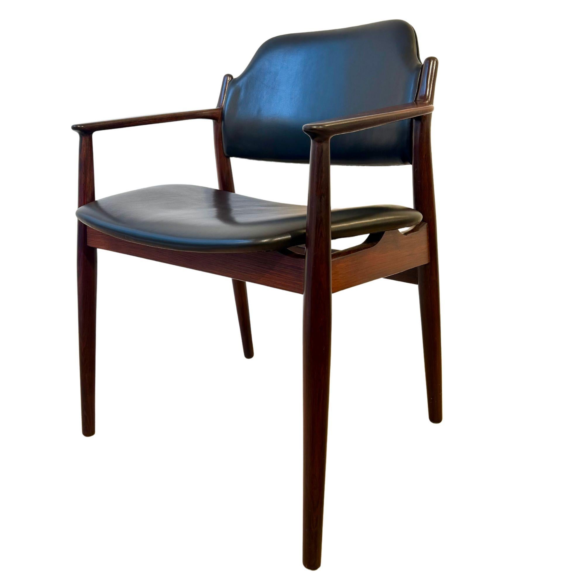 Rara poltrona da tavolo o da scrivania, modello 62A, disegnata da Arne Vodder. Le sue linee e le sue finiture sono raffinate. I dettagli scultorei dello schienale, con le sue bellissime articolazioni, creano un perfetto equilibrio tra comfort e