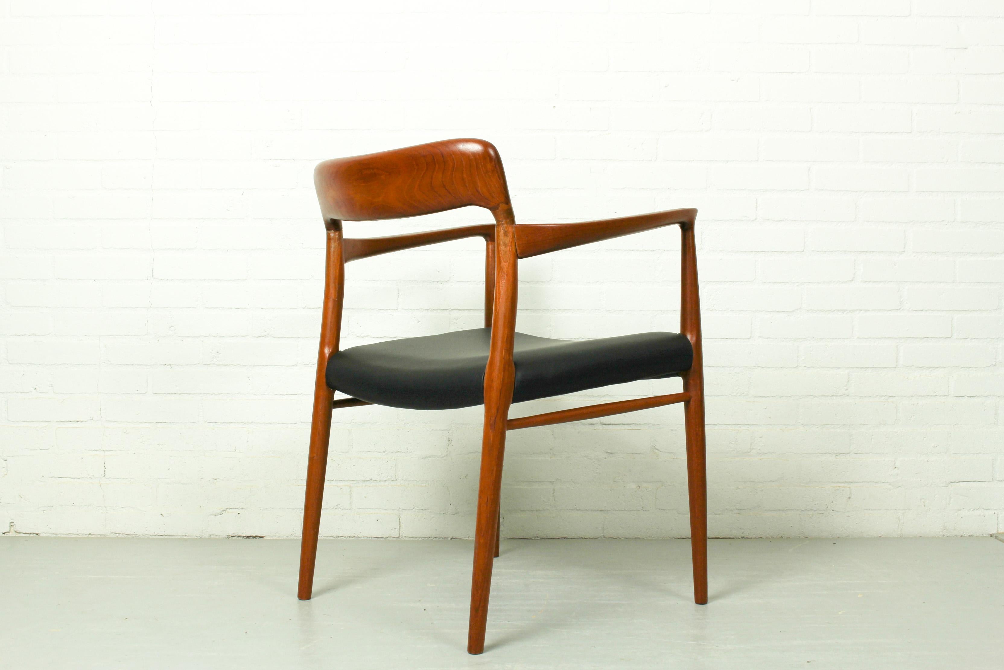 Mid-Century Modern Model 65 Dining Chair in Teak and Leather by Niels Otto Møller For Sale