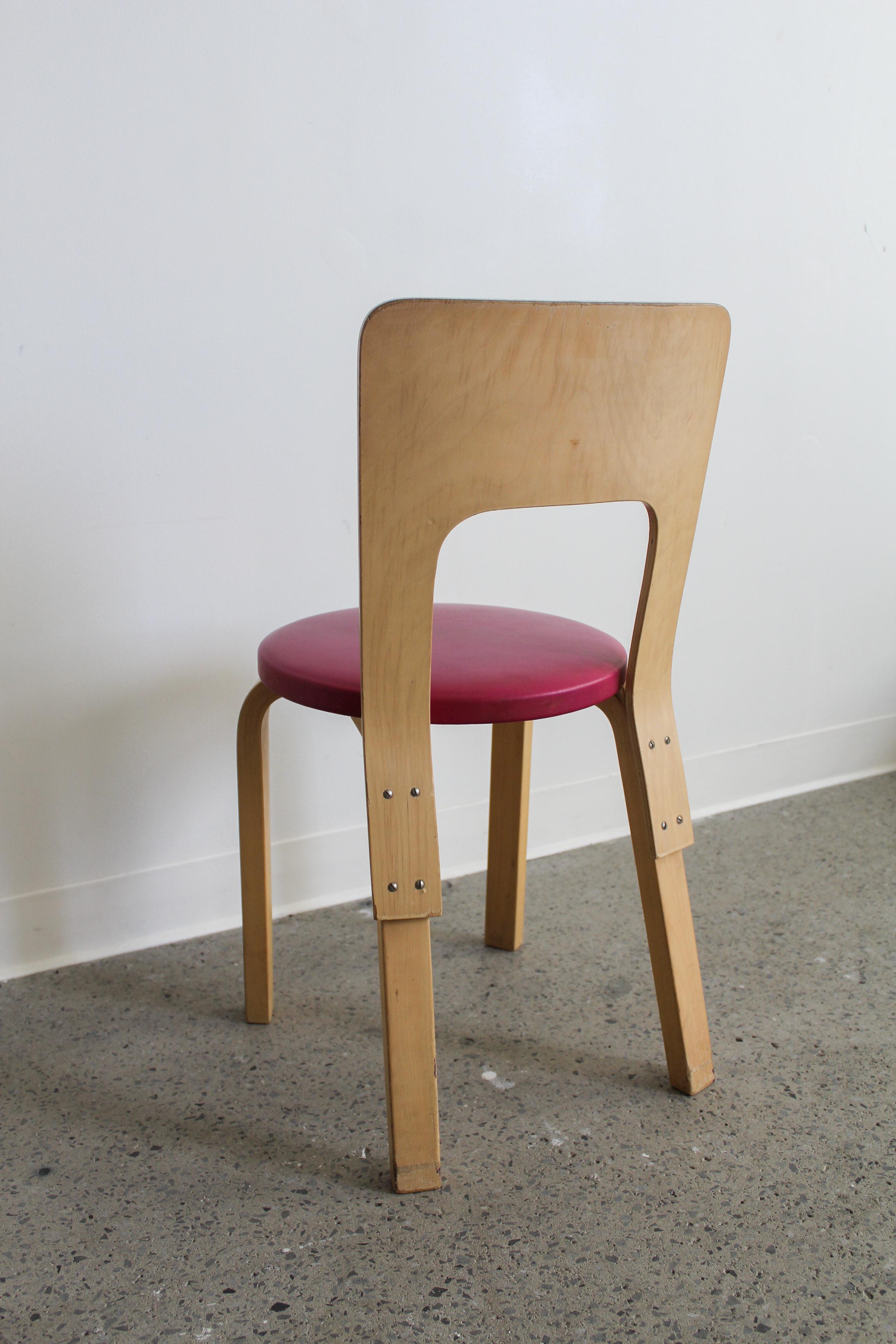 Model 66 Stuhl von Alvar Aalto für Artek, 1960er Jahre. Gestell aus Birkenholz mit gepolstertem Sitz in Fuchsia.

In gutem Vintage-Zustand, kleiner Riss in der Sitzfläche und Abnutzung am Holzrücken.

Abmessungen: 30 