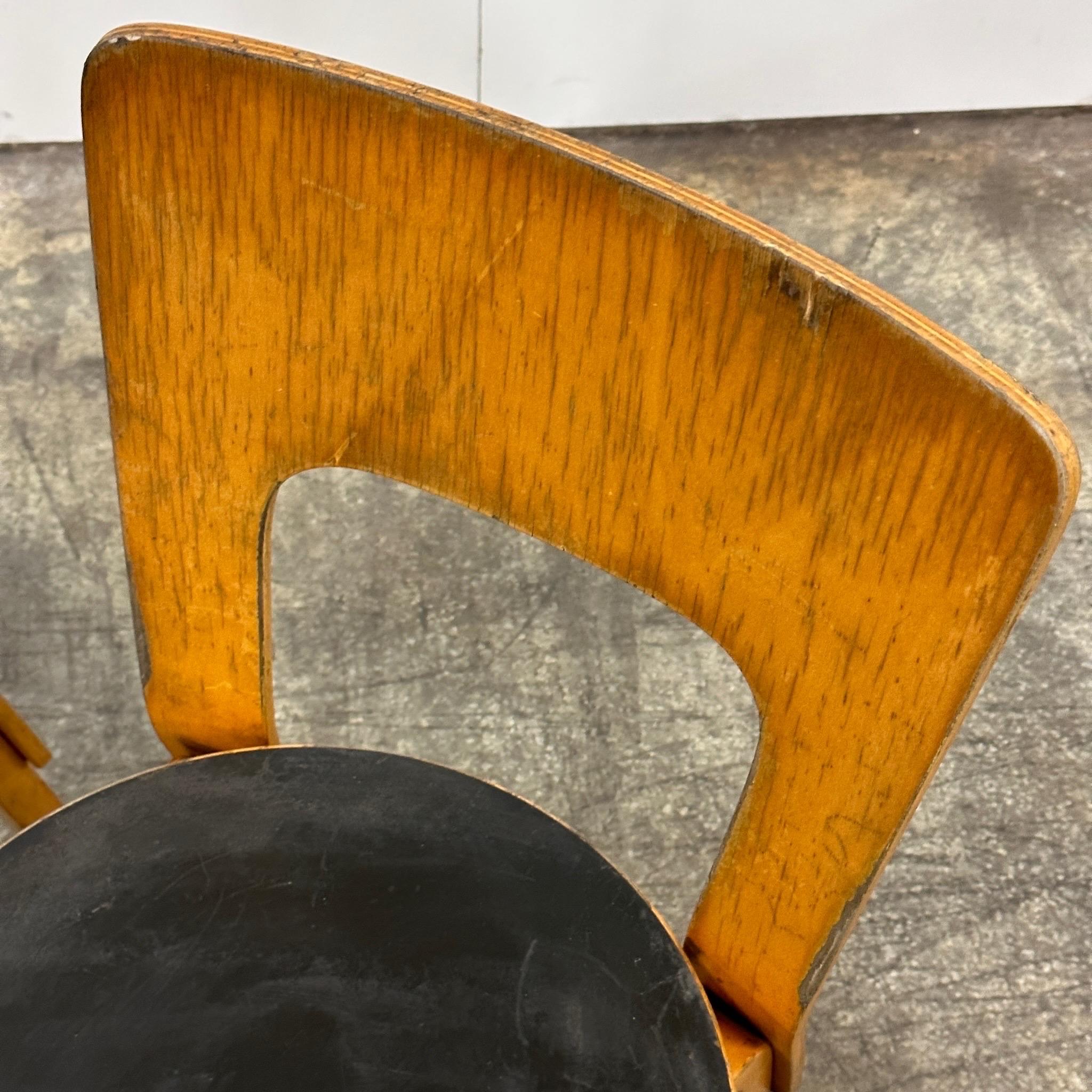 Modell 66 Stühle von Alvar Aalto für Artek im Zustand „Relativ gut“ im Angebot in Chicago, IL
