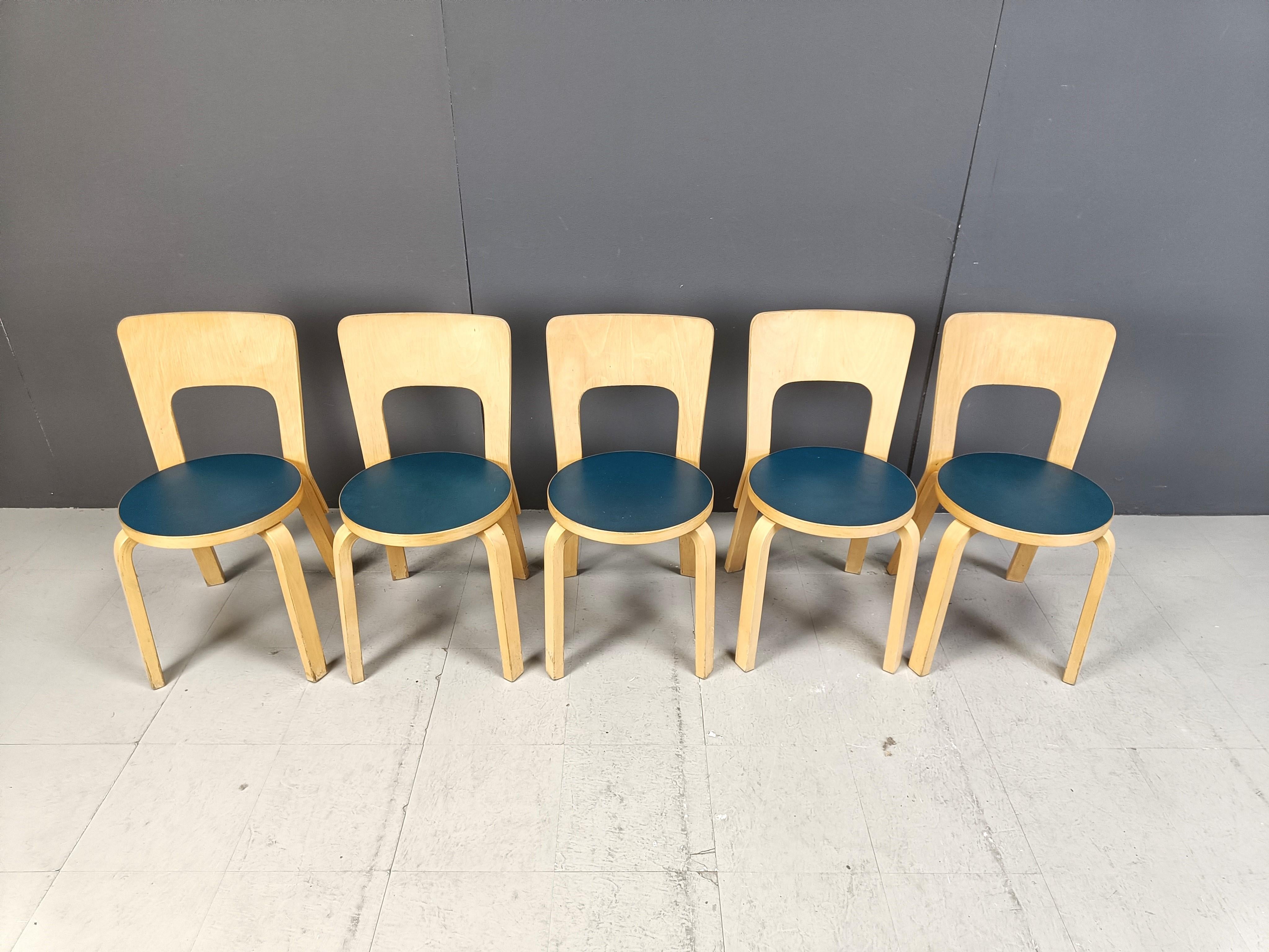 Sedie da pranzo Model 66 di Alvar Aalto per Artek, anni '60 in vendita 5