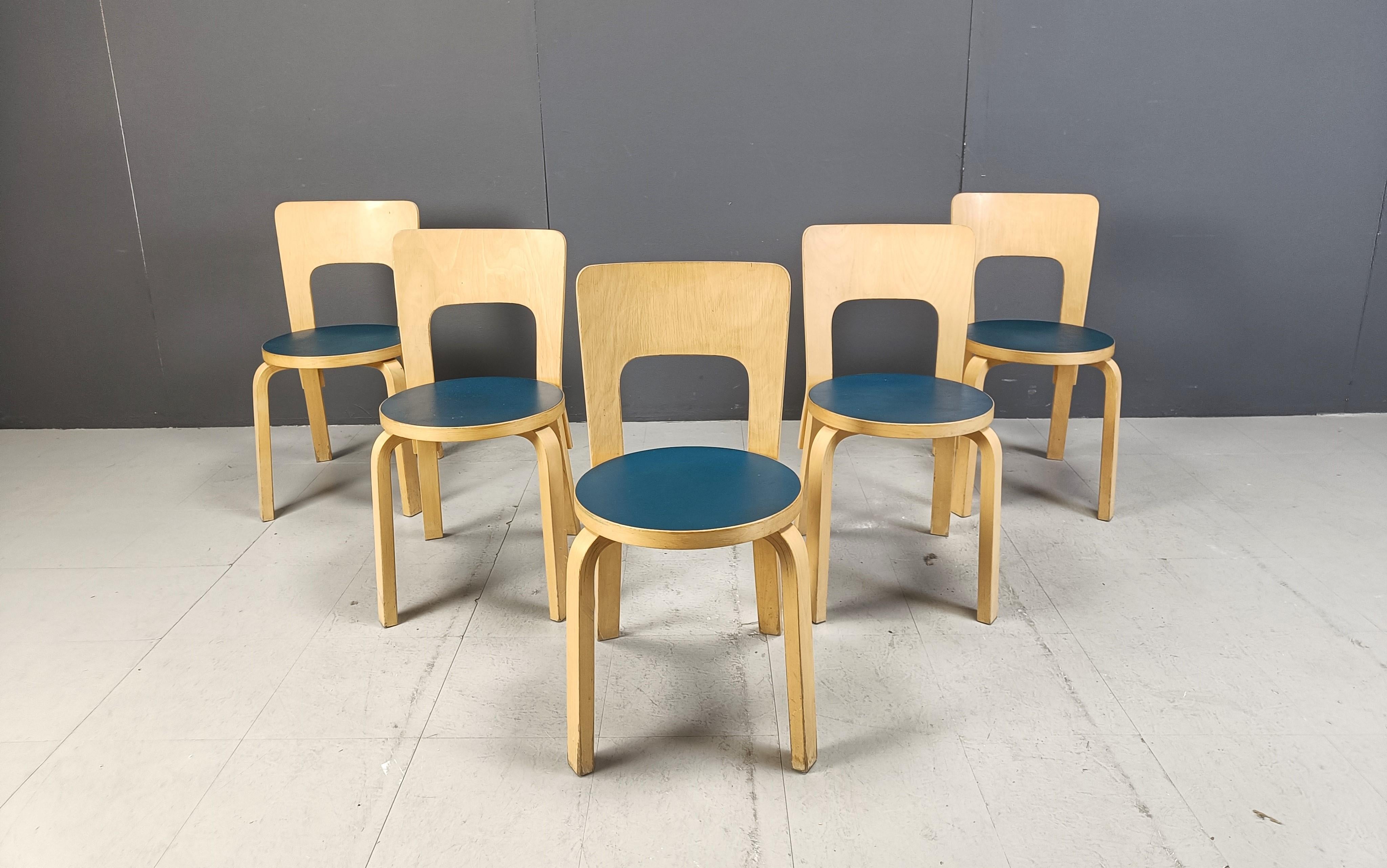 Metà XX secolo Sedie da pranzo Model 66 di Alvar Aalto per Artek, anni '60 in vendita