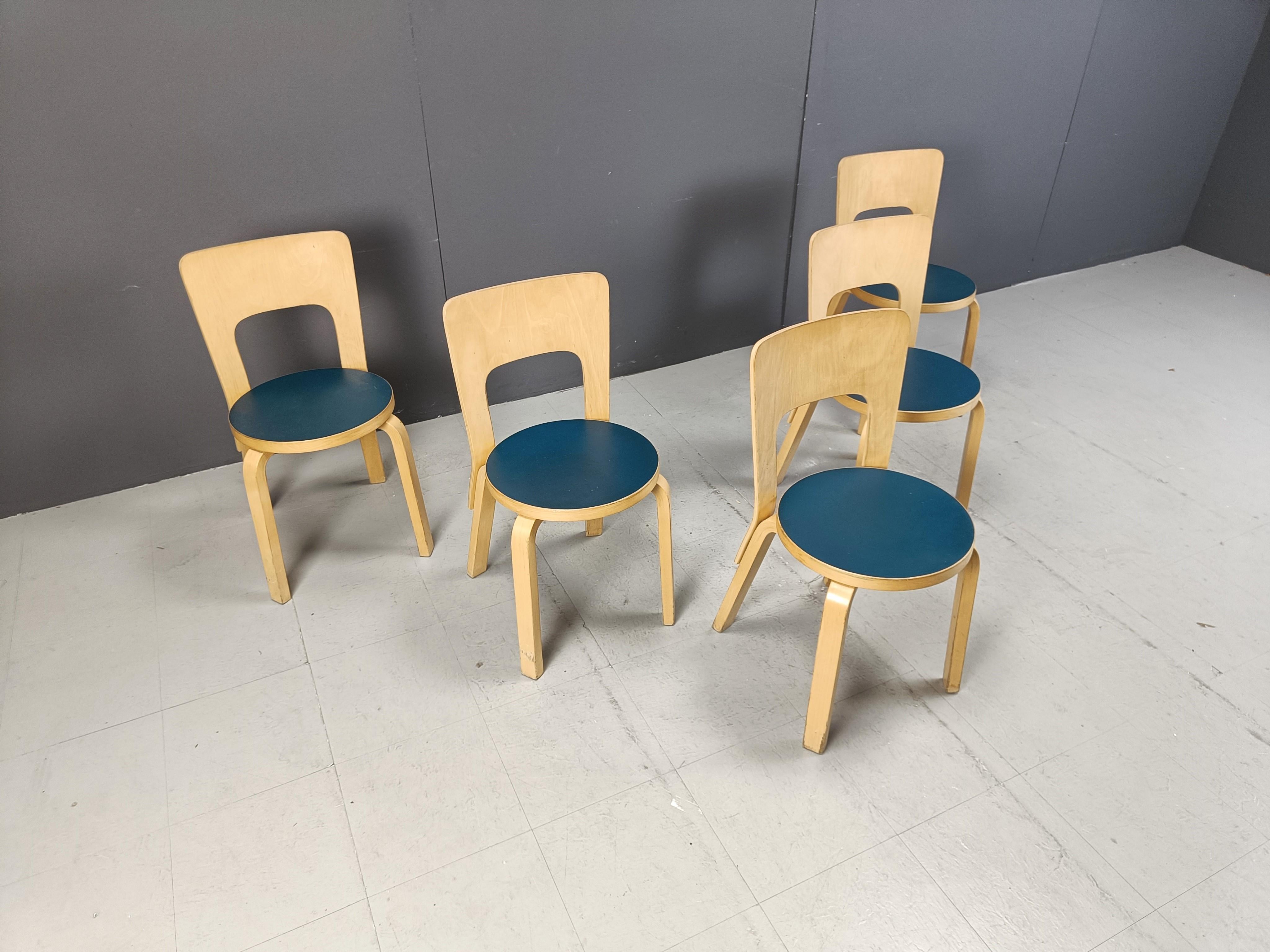 Sedie da pranzo Model 66 di Alvar Aalto per Artek, anni '60 in vendita 3