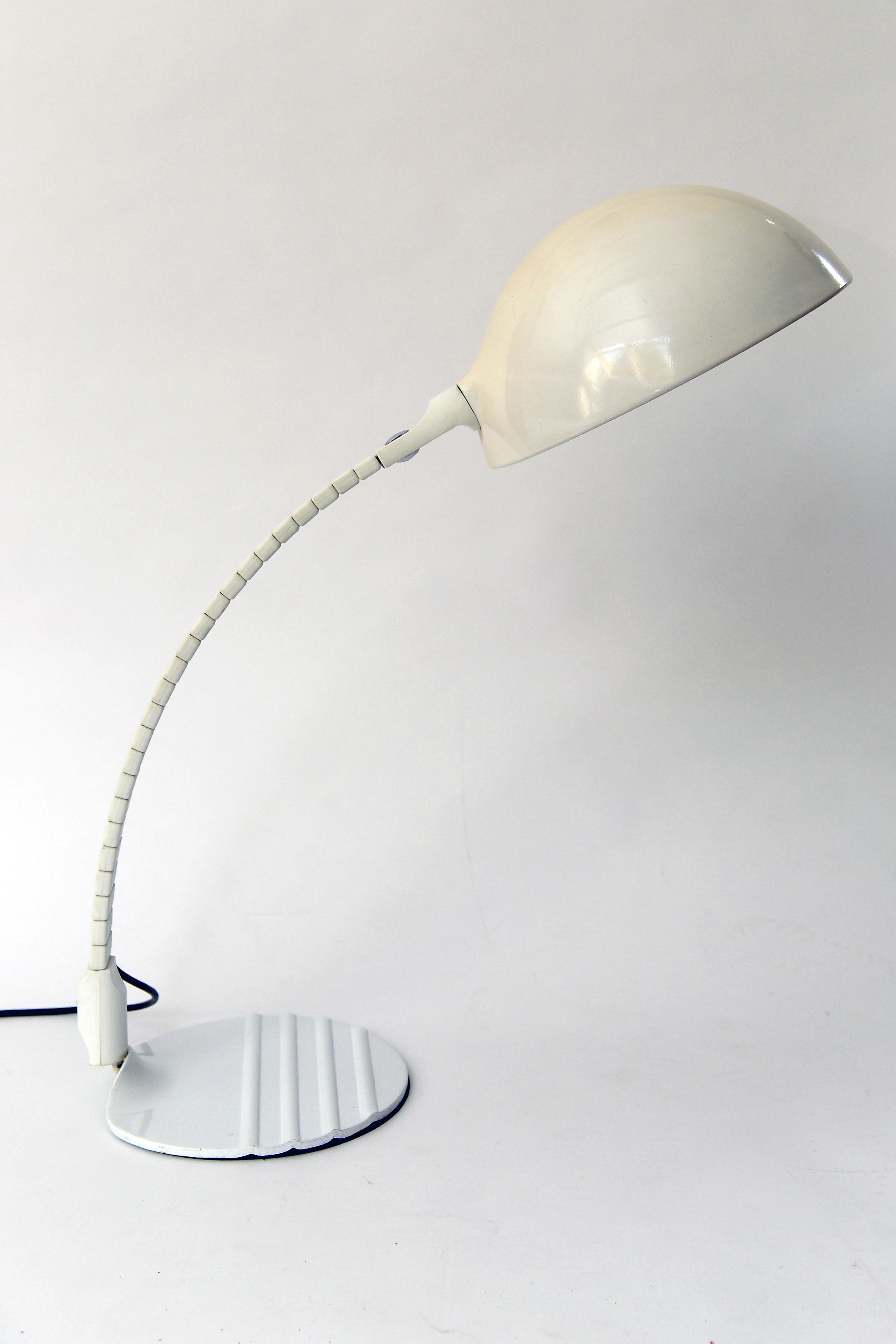 Mid-Century Modern model 660 table lamp by Elio Martinelli for Martinelli Luce.

No doubt, this lamp has been inspired by the spinal cord.

Ofcourse this means the lamp is flexible, as is the shade.

This rather large table lamp has very few