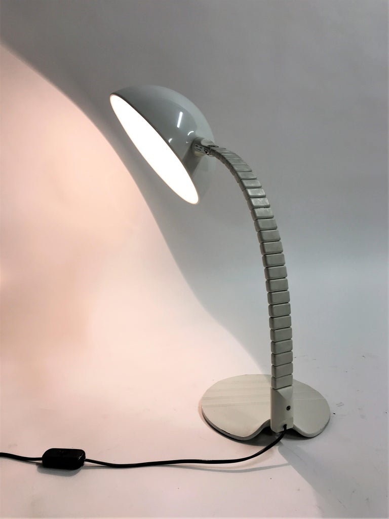 Mid-Century Modern model 660 table lamp by Elio Martinelli for Martinelli Luce.

Sometimes referred to as vertebrae lamp.

Ofcourse this means the lamp is flexible, as is the shade.

This rather large table lamp has very few user traces.