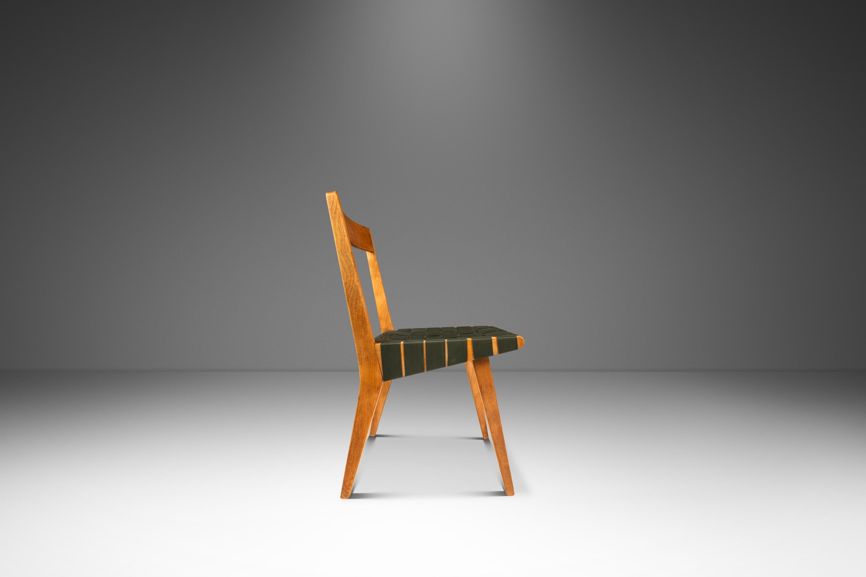 Voici une chaise d'appoint iconique, le modèle 666, conçue par l'influent Jens Risom pour Knoll. Construite à partir d'un cadre en bouleau massif taillé dans des angles aigus, archétype de la modernité du milieu du siècle, cette chaise 666