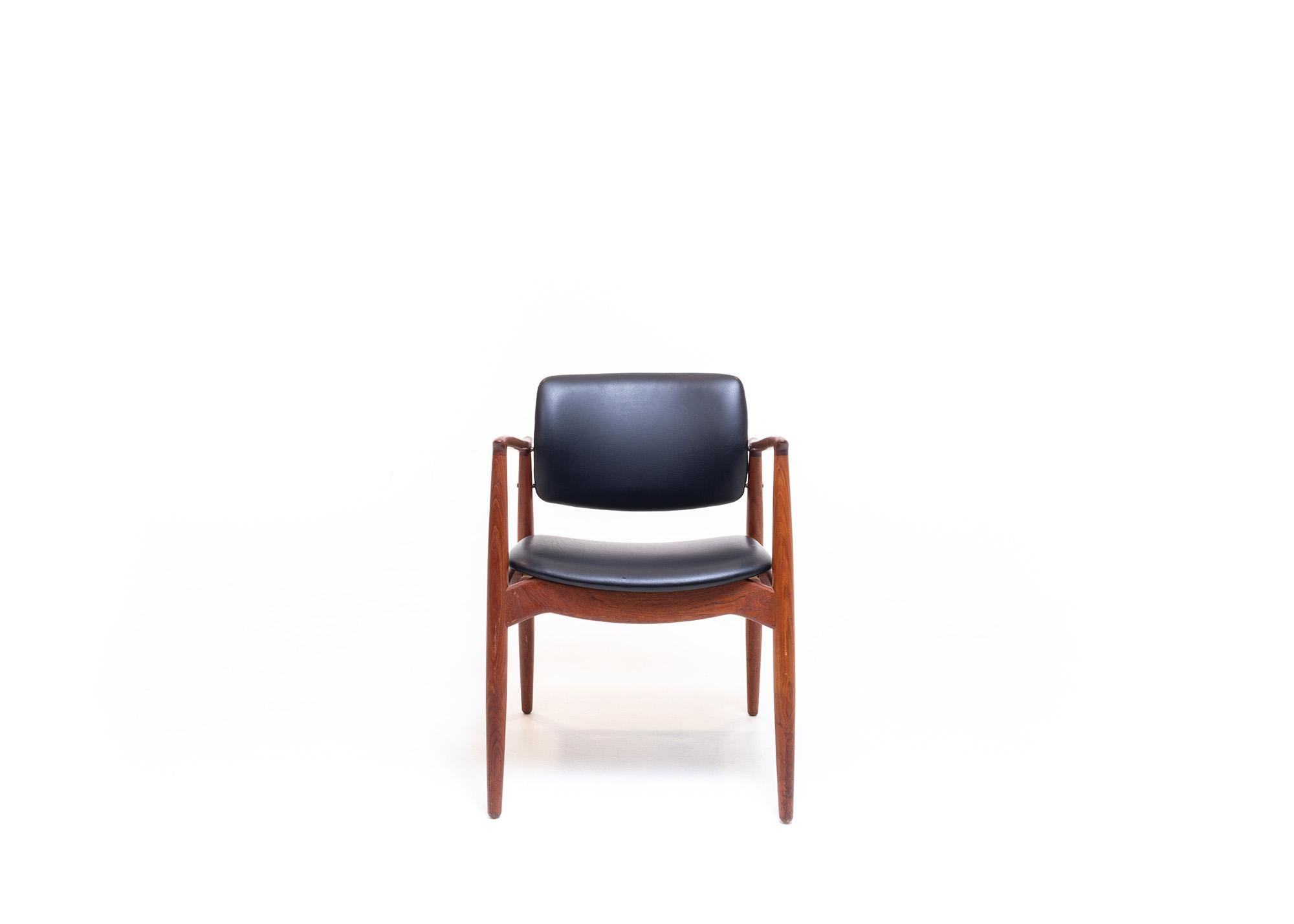 Der Kapitänssessel Modell 67 von Erik Buch für Ørum Møbler ist ein zeitloses und elegantes Möbelstück, das jeden Raum stilvoll aufwertet. Dieser mit viel Liebe zum Detail gefertigte Stuhl verbindet Form und Funktion auf perfekte Weise.

Das Design