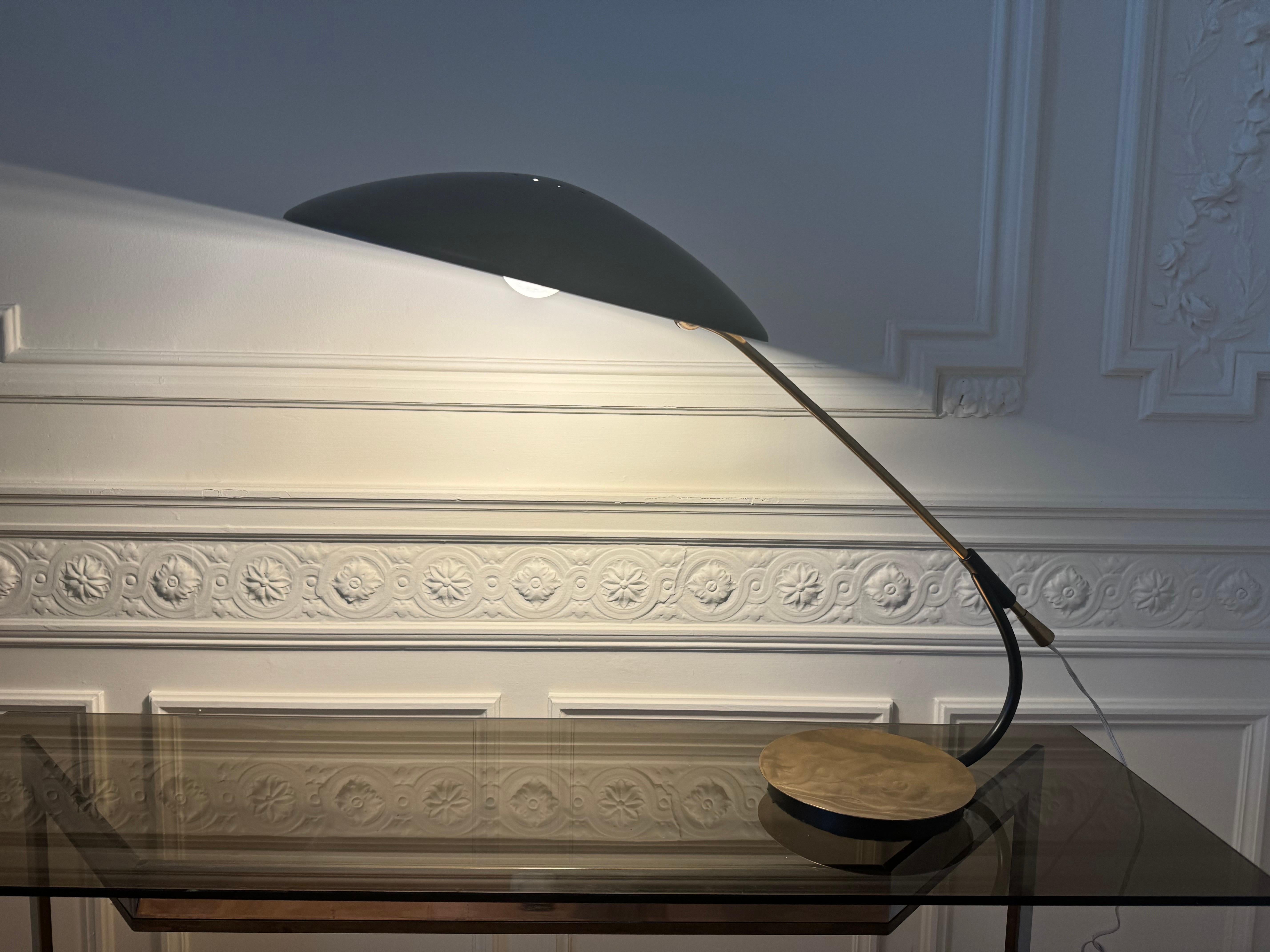 Icono del diseño Bauhaus, esta rara lámpara de escritorio Modelo 6775 fue diseñada por Christian Dell para Kaiser Idell en la década de 1950. Con su silueta elegante y escultural, esta pieza incorpora una pantalla de acero negro mate, un brazo