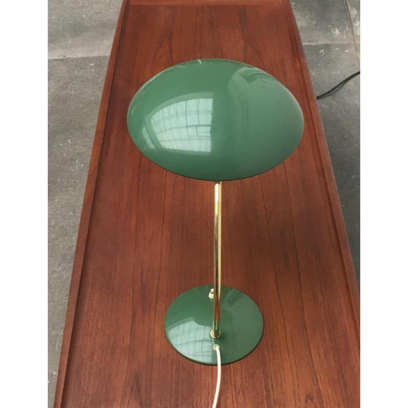 Cette lampe simple s'adapte parfaitement à un bureau aujourd'hui et présente un design intemporel. Cette pièce porte une marque d'attribution,
Je suis sûr qu'il est totalement authentique et j'assume l'entière responsabilité de toute
