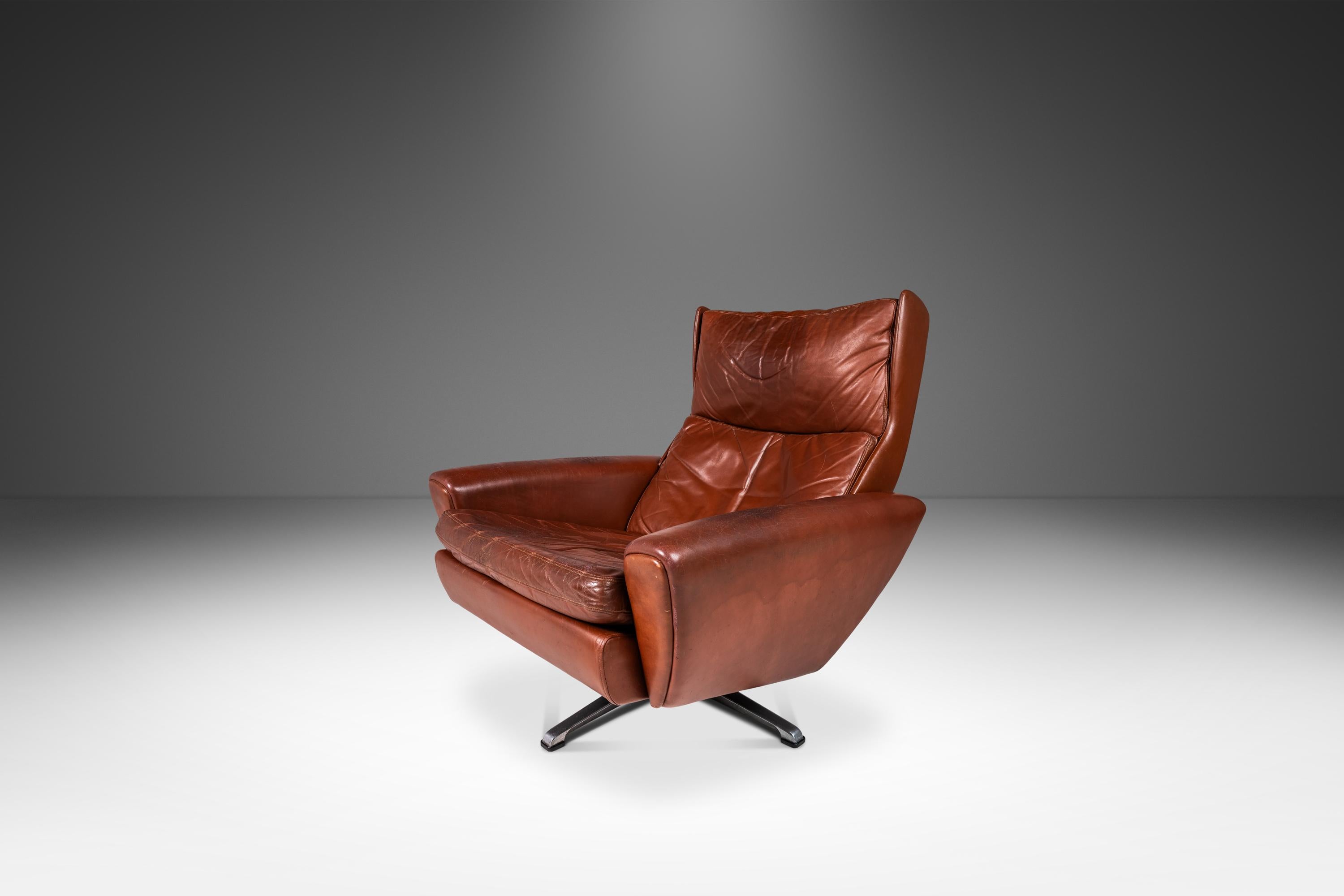 Wir präsentieren ein seltenes, authentisches dänisches modernes 'Fåtölj' Modell 68 Sessel- und Hocker-Set, entworfen von dem einflussreichen Georg Thams für A. S. Vejen Polstermøbelfabrik. Dieses 1968 entworfene und gefertigte Modell ist eine