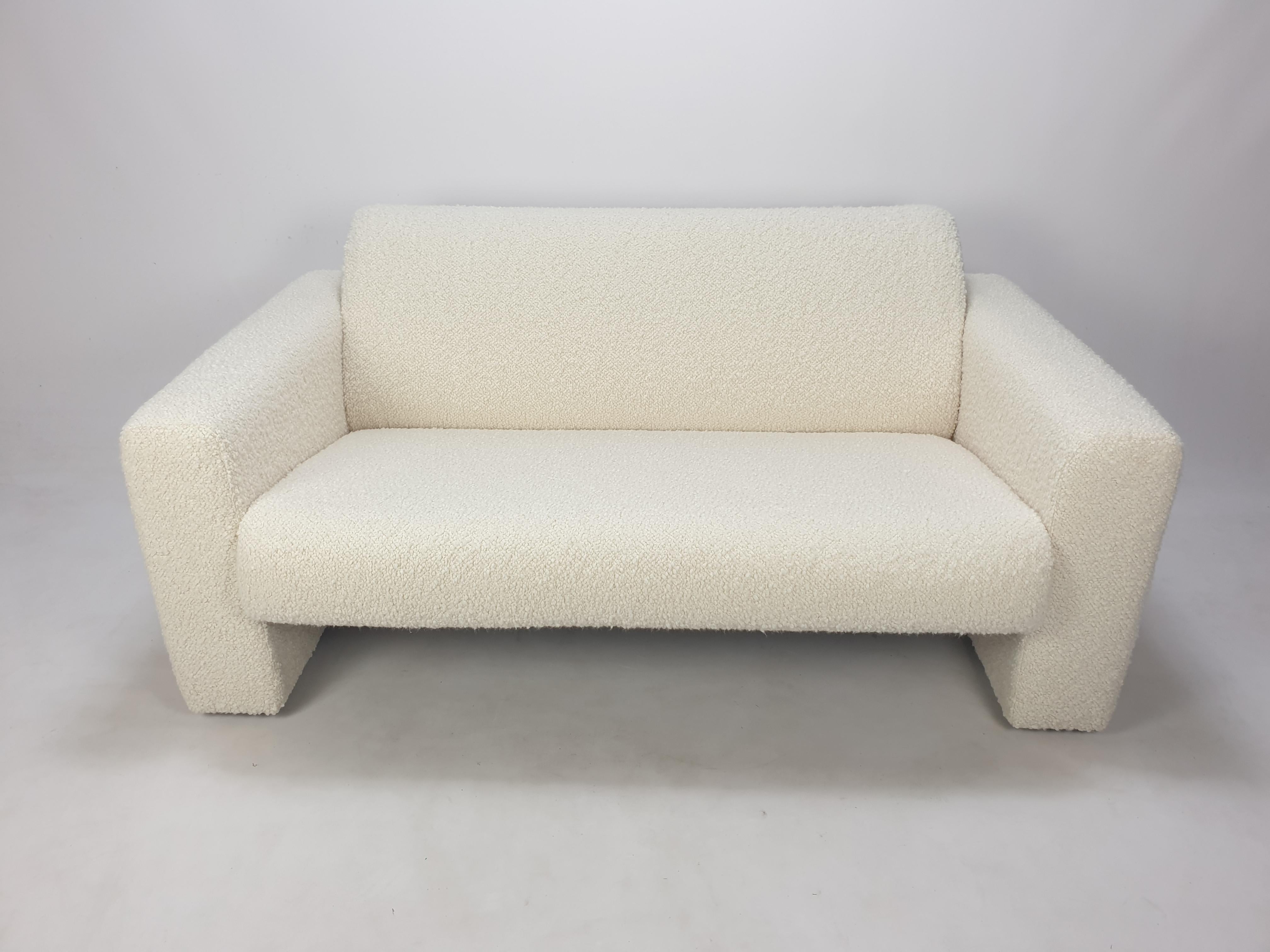 Very nice 2-seat sofa, designed by the Artifort Design Group in 1987.
It is a very solid sofa, made with the best materials.
The metal tube makes it a very nice object from the back side.

This lovely sofa is just restored with new Italian