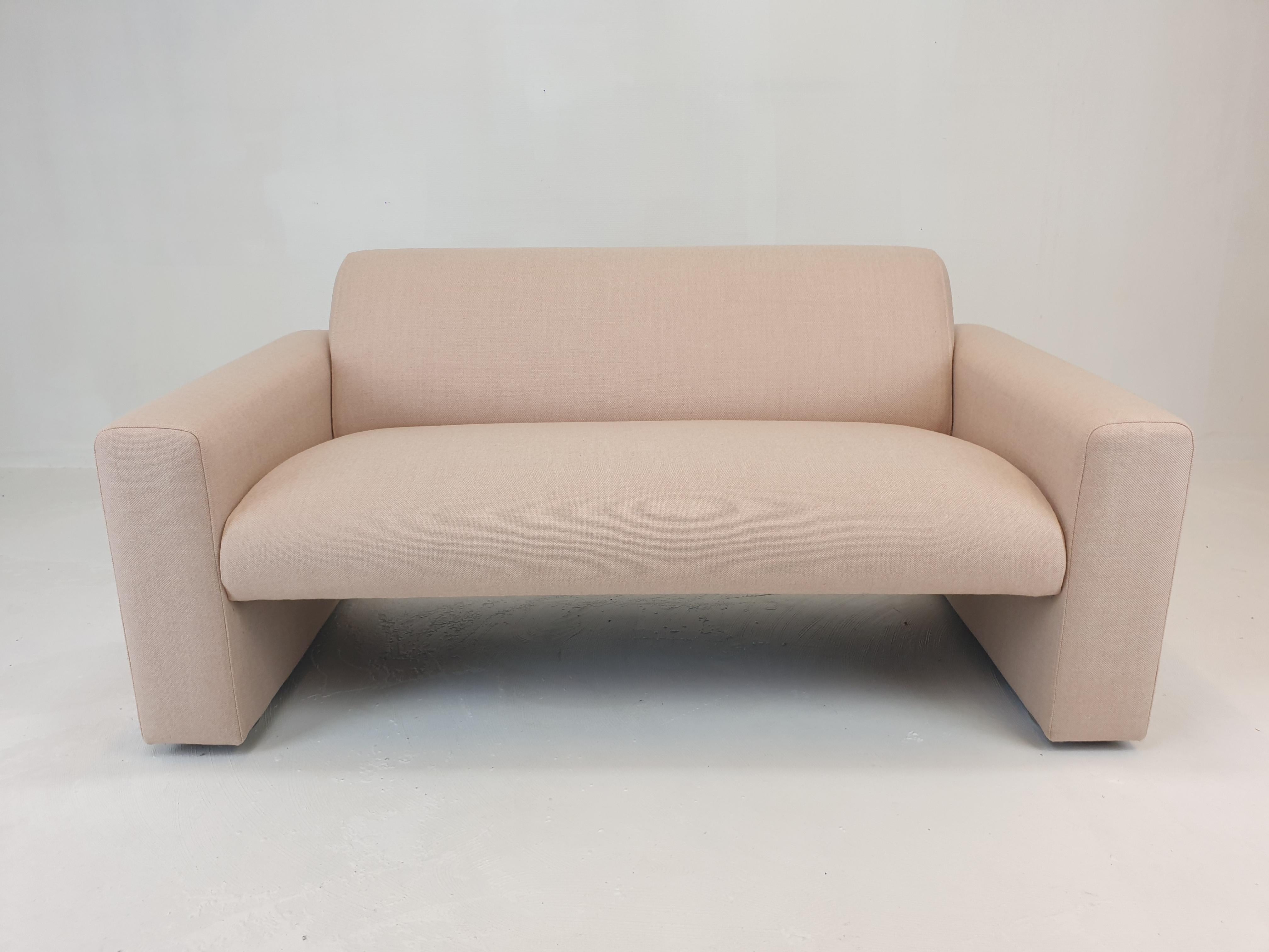 Very comfortable 2-seat sofa, designed by the Artifort Design Group in 1987.
It is a very solid sofa, made with the best materials.
The metal tube makes it a very nice object from the back side.

This lovely sofa is just restored with new wool