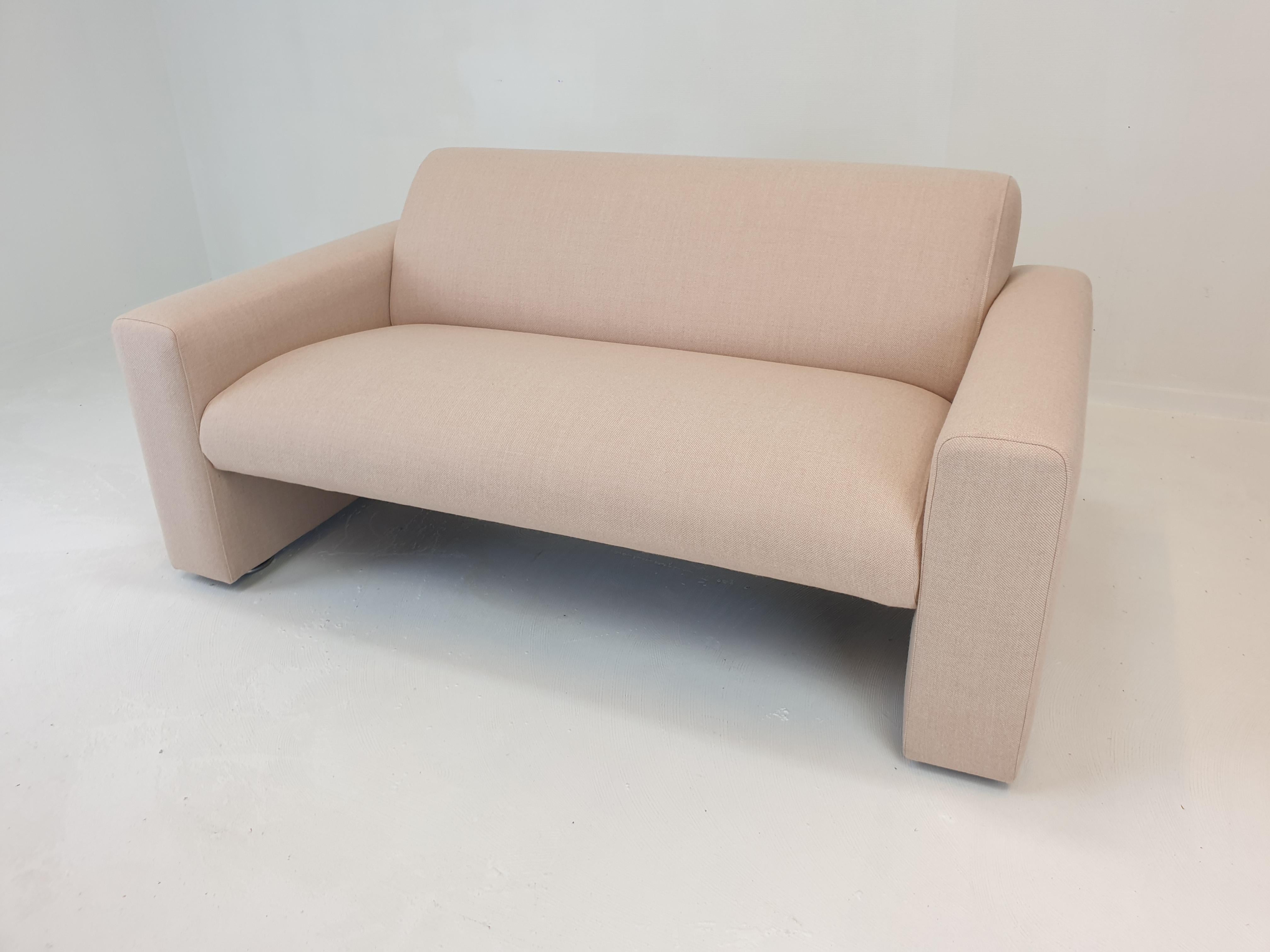 Model 691 2-Seat Sofa by Artifort, 1980s In Excellent Condition For Sale In Oud Beijerland, NL