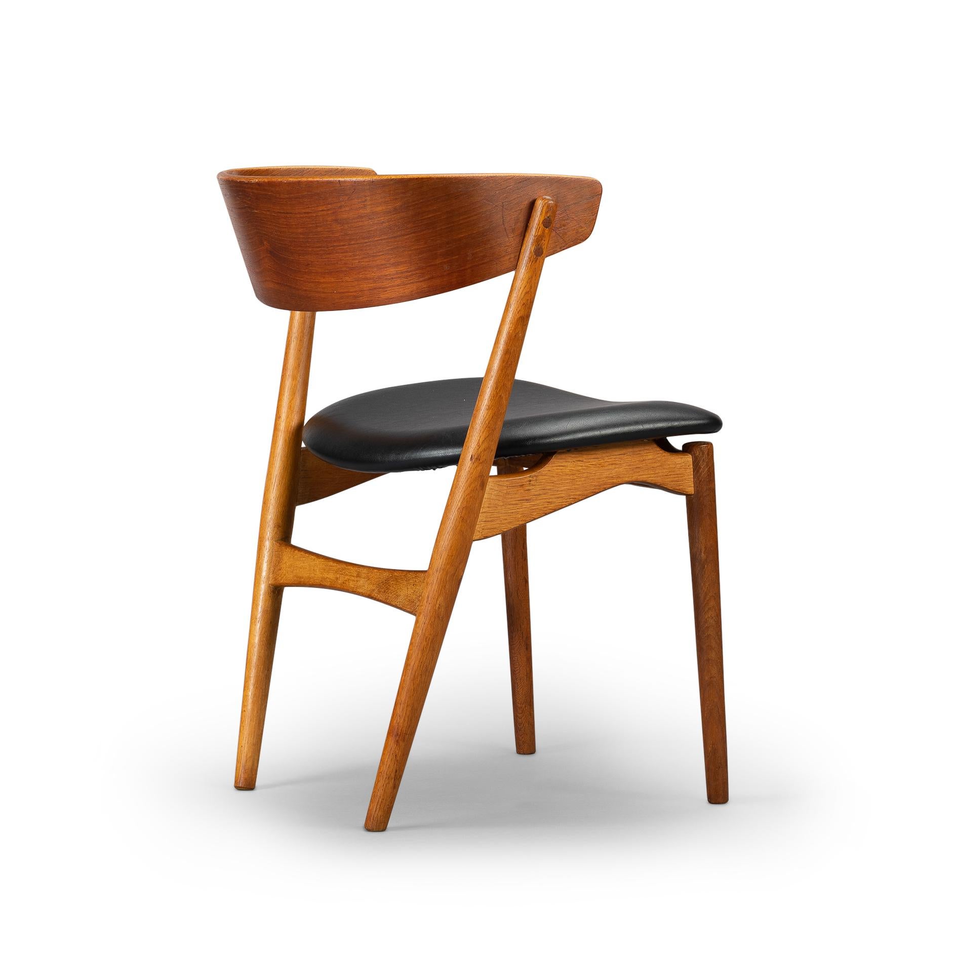 Beautiful carved side or dining chair (Model 7) designed by Helga Sibast and manufactured by Sibast Møbler. Teak curved backrest and the slanted legs. The seat has been reupholstered in a high quality (Retro) leatherette. The subtile glow makes it