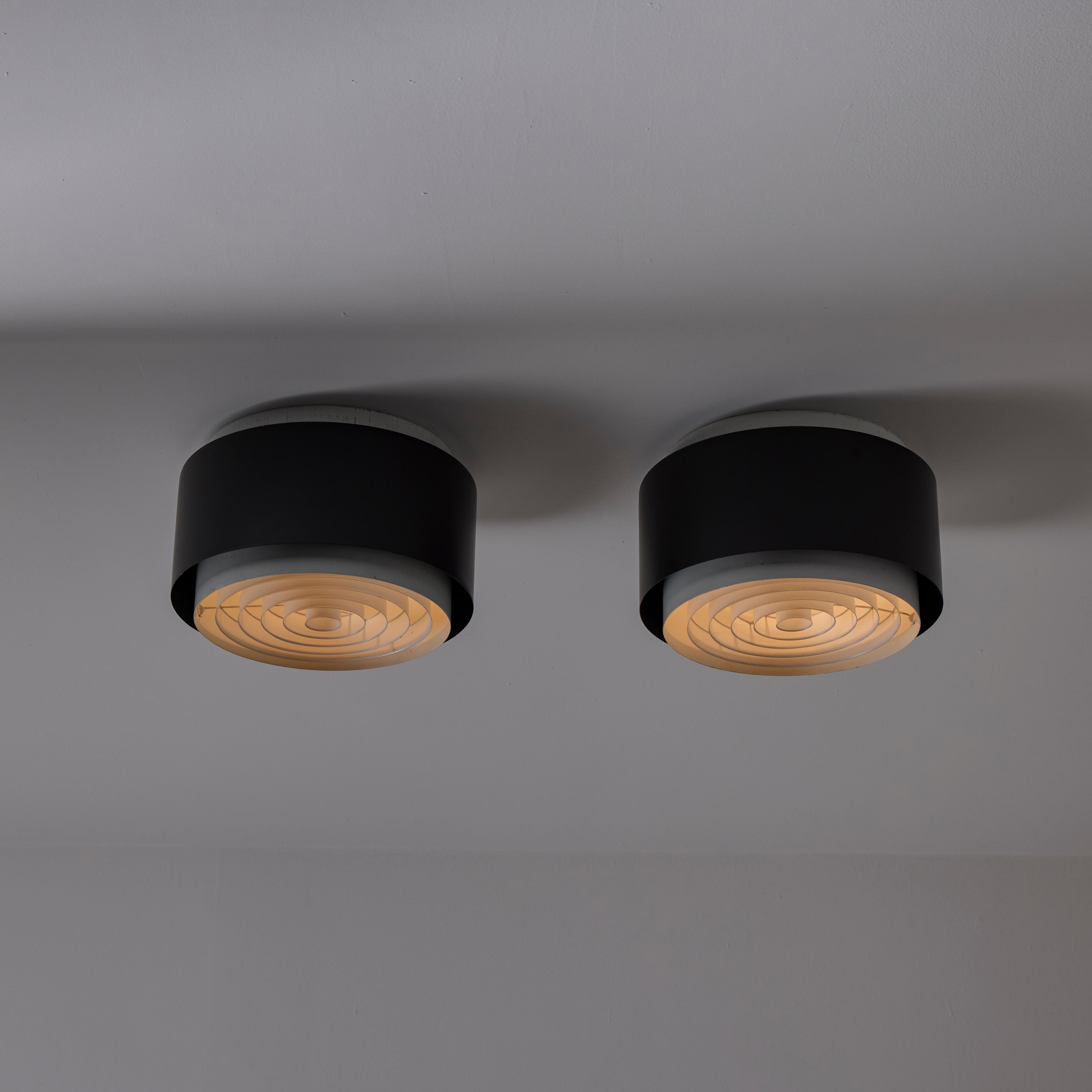 Pareja de empotrables de pared Modelo 71-170 de Lisa Johansson-Pape para Stockmann Orno (Finlandia, años 60)

Frascos negros estilo tambor con difusor circular estilo respiradero, que permite la sutileza en el punto de vista inferior. Cada luminaria