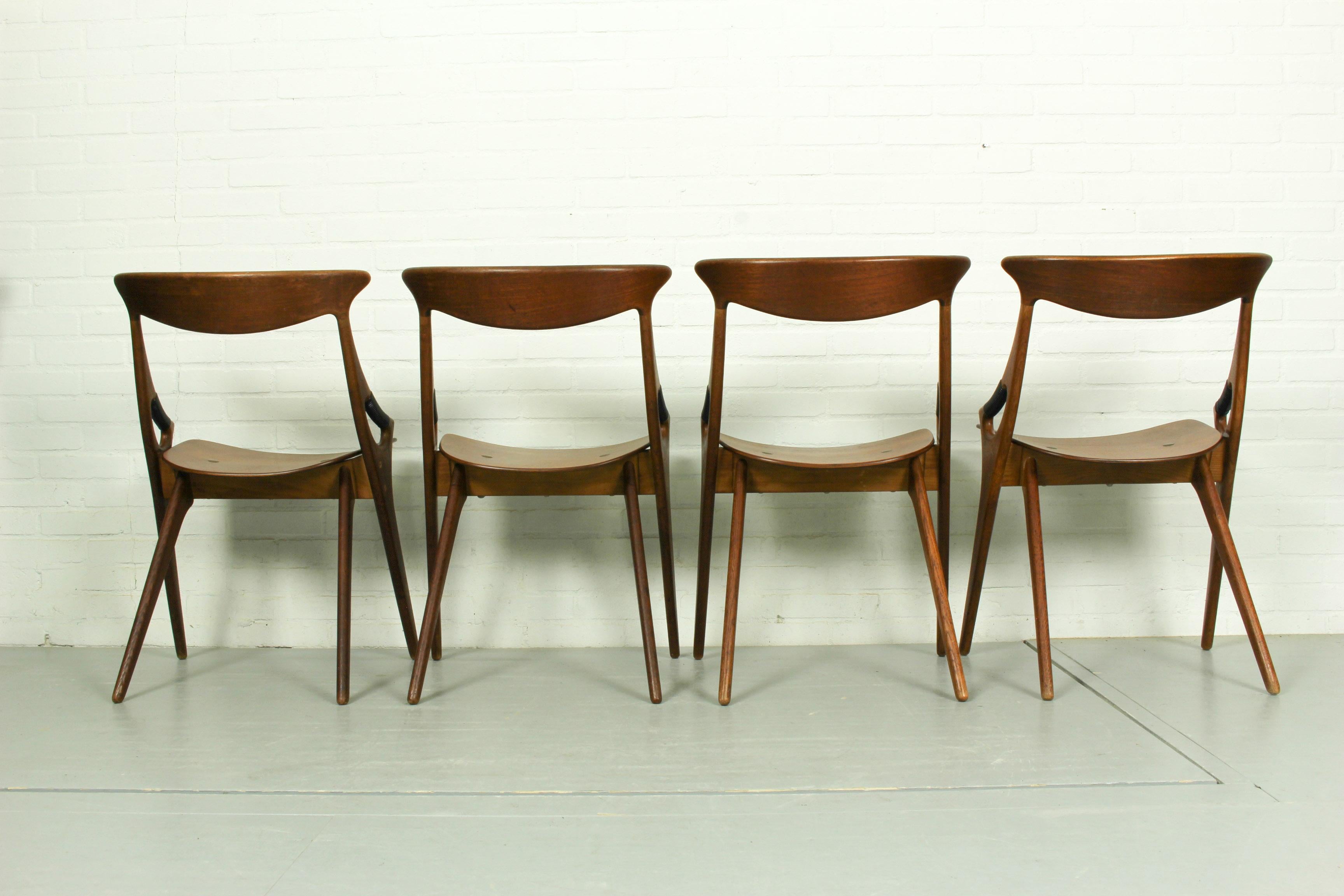 The model 71 chair was designed by Arne Hovman Olsen for Mogens Kold Møbelfabrik in the 1950s. The details of these teak chairs are amazing: the armrests are wrapped with artificial material, the seat is attached by brass seat fittings. The wood