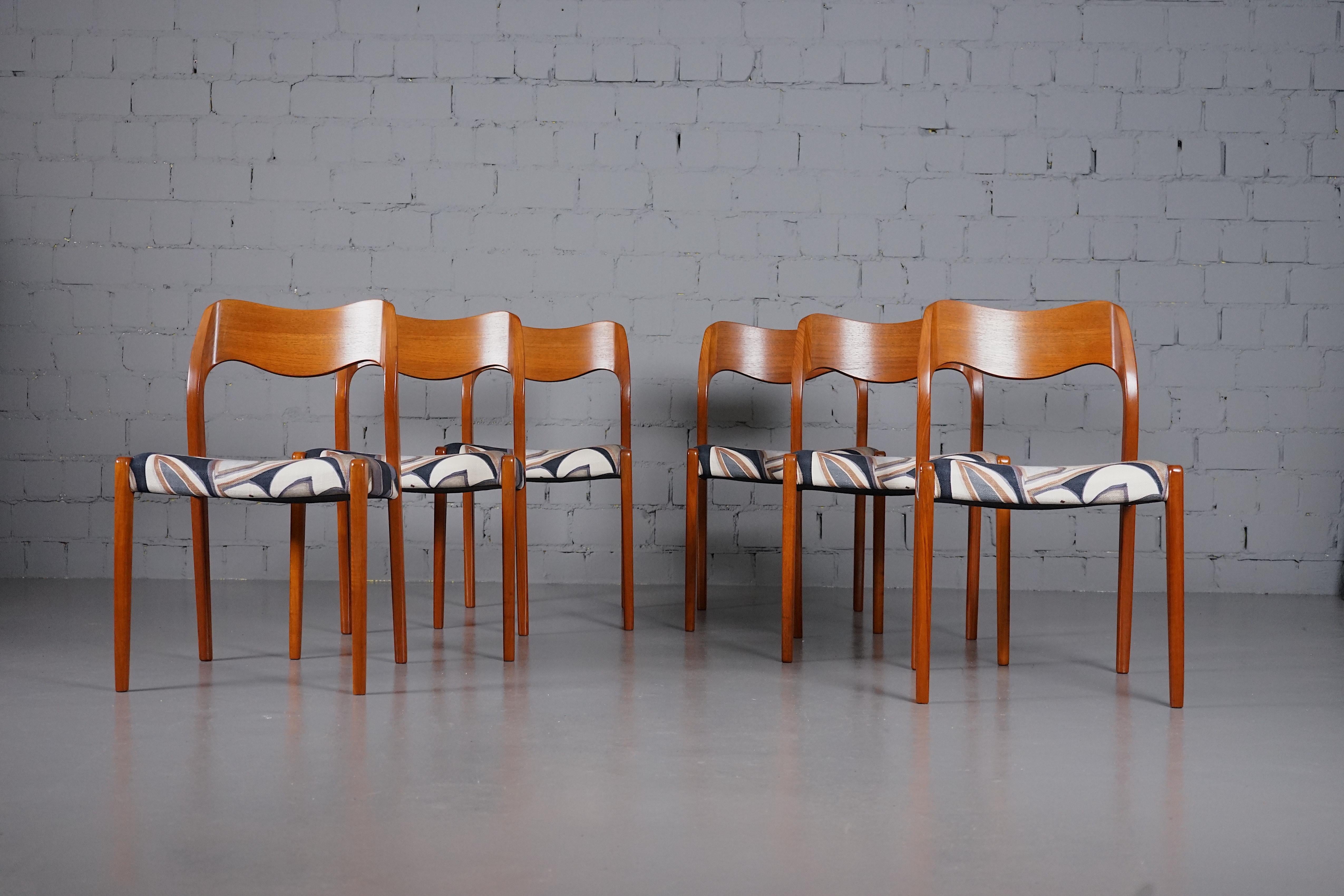 Sedie da pranzo Model 71 in tessuto Dedar di Niels Otto Møller per JL Møllers 1950, Set di 6.
Le sedie sono state restaurate, rinnovando/oliando il legno nel rispetto della conservazione della patina. Le cinghie e la tappezzeria sono state