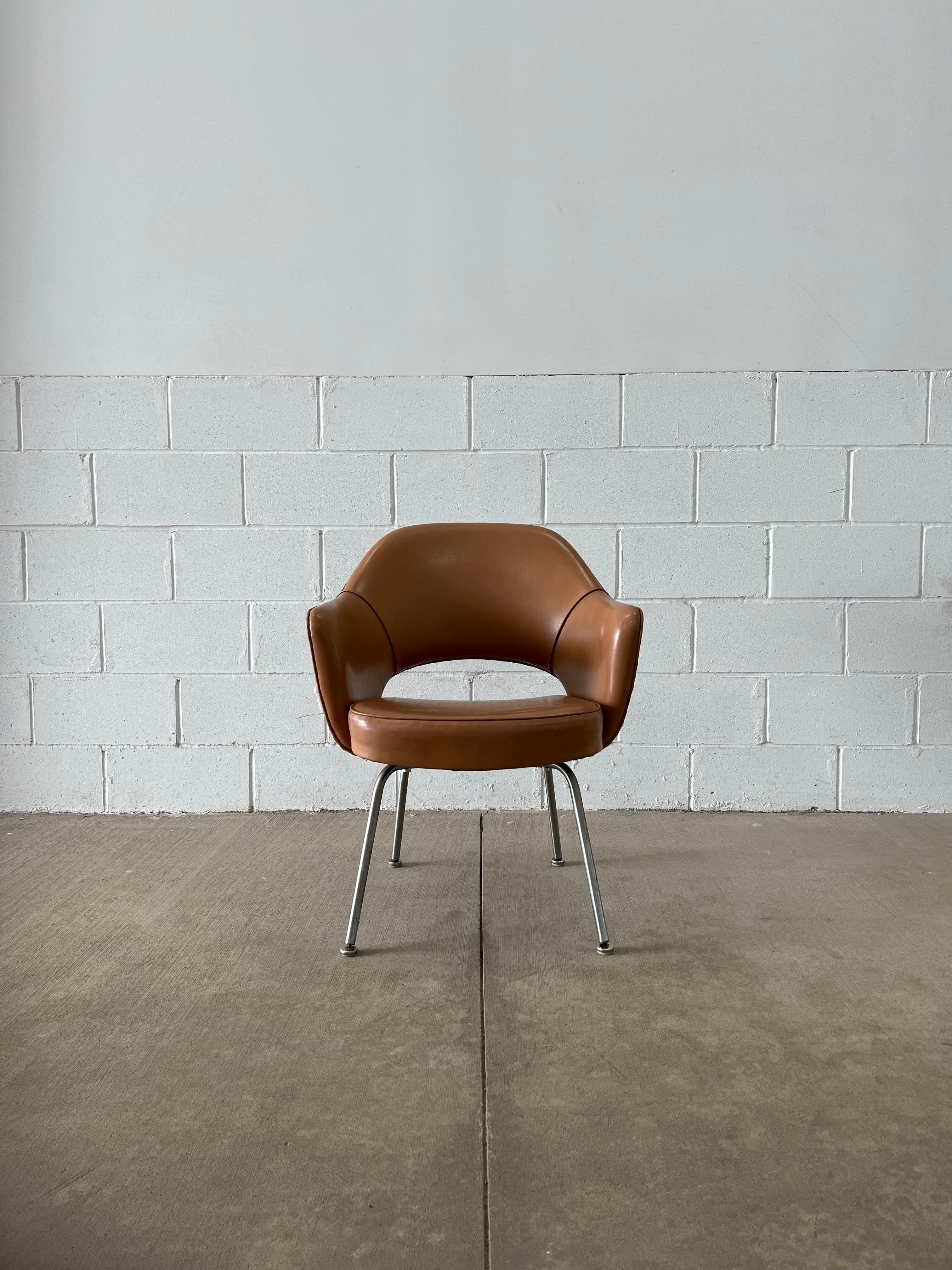 An armed version of the Model 70 armless chair was introduced in 1950 and dubbed the Model 71. In 1951, Knoll Associates moved to 575 Madison Ave and changed to Knoll International. This chair is nestled right between those two milestones and thus