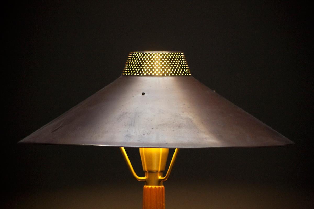 Model 716 Brass Table Lamp by Hans Bergstrom for Ateljé Lyktan In Good Condition In Chesham, GB