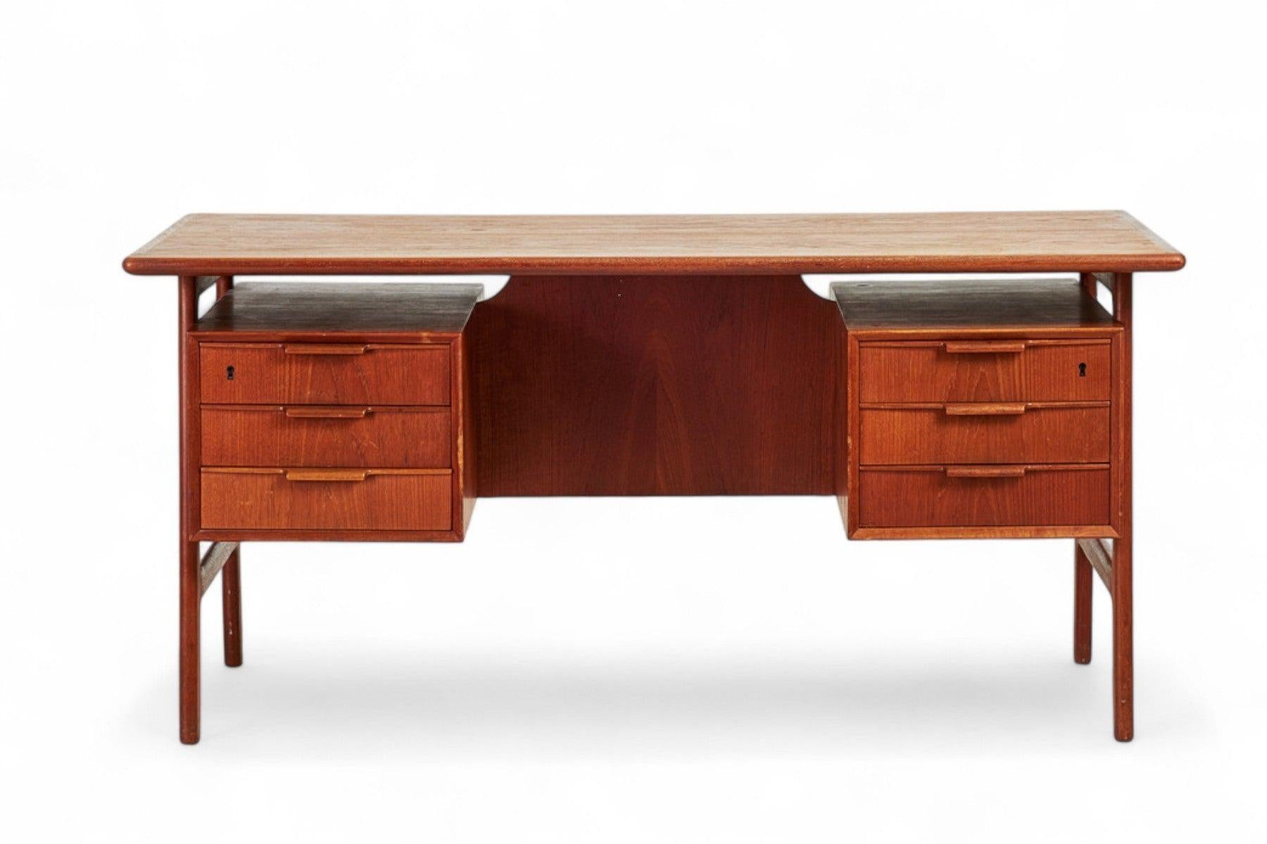 Mid-Century moderno Scrivania Model 75 in teak di Gunni Omann in vendita