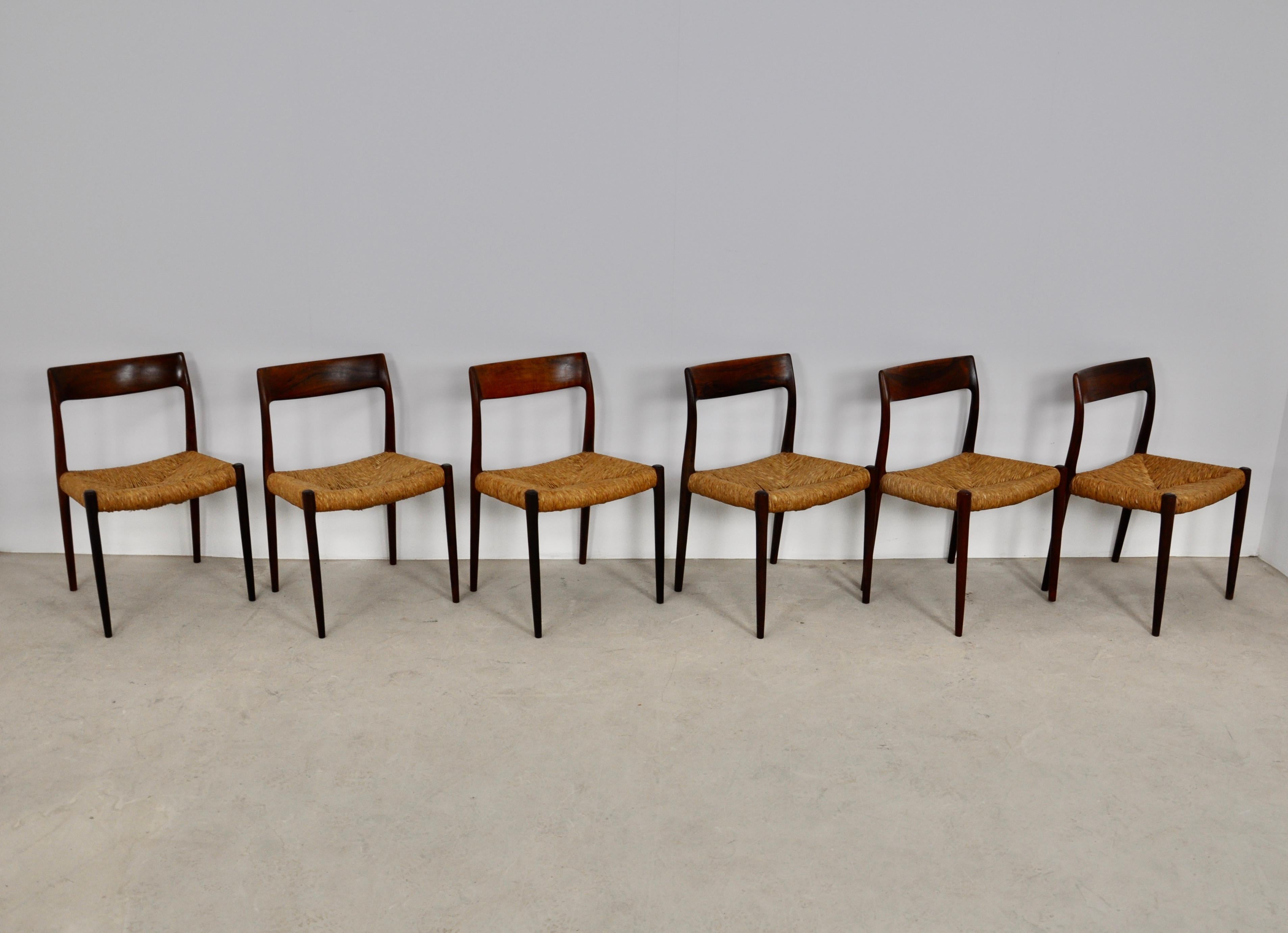 Set of 6 chairs in wood and straw. Wear and tear due to time and the age of the chairs. Measure: Seat height 45cm.