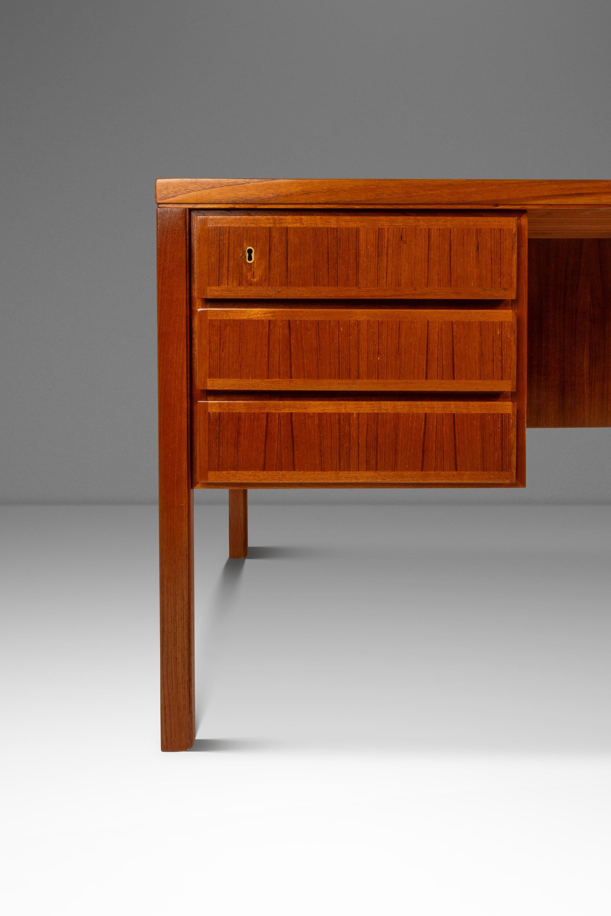 Scrivania direzionale Model 77 in teak di Gunni Omann per Oman Junn, Danimarca, 1950 ca. 7