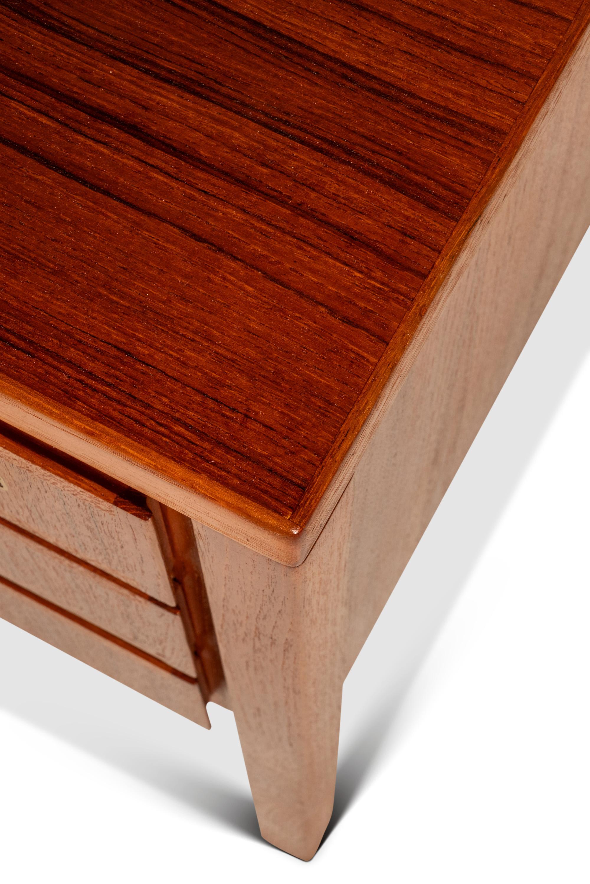 Scrivania direzionale Model 77 in teak di Gunni Omann per Oman Junn, Danimarca, 1950 ca. 8