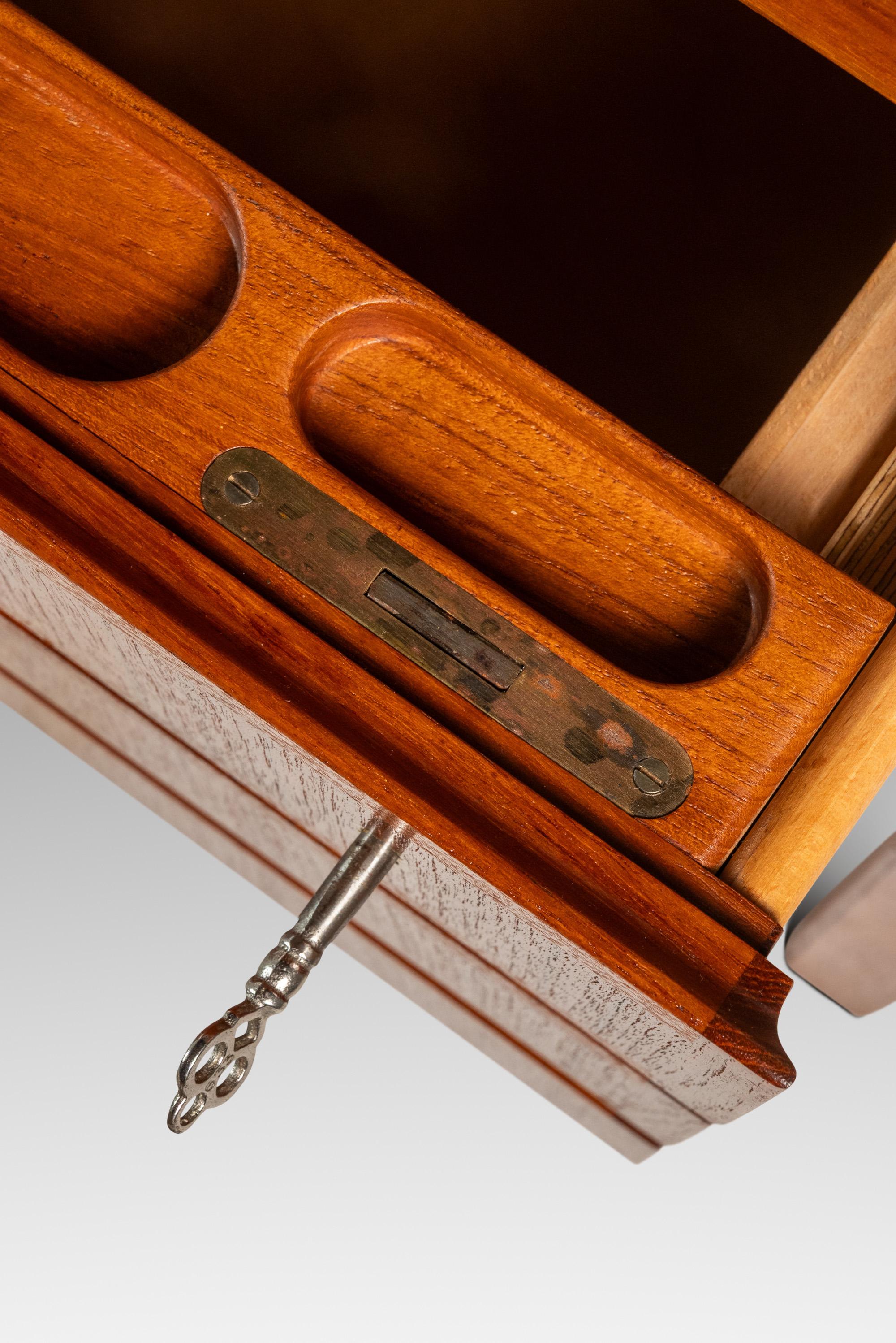 Scrivania direzionale Model 77 in teak di Gunni Omann per Oman Junn, Danimarca, 1950 ca. 9