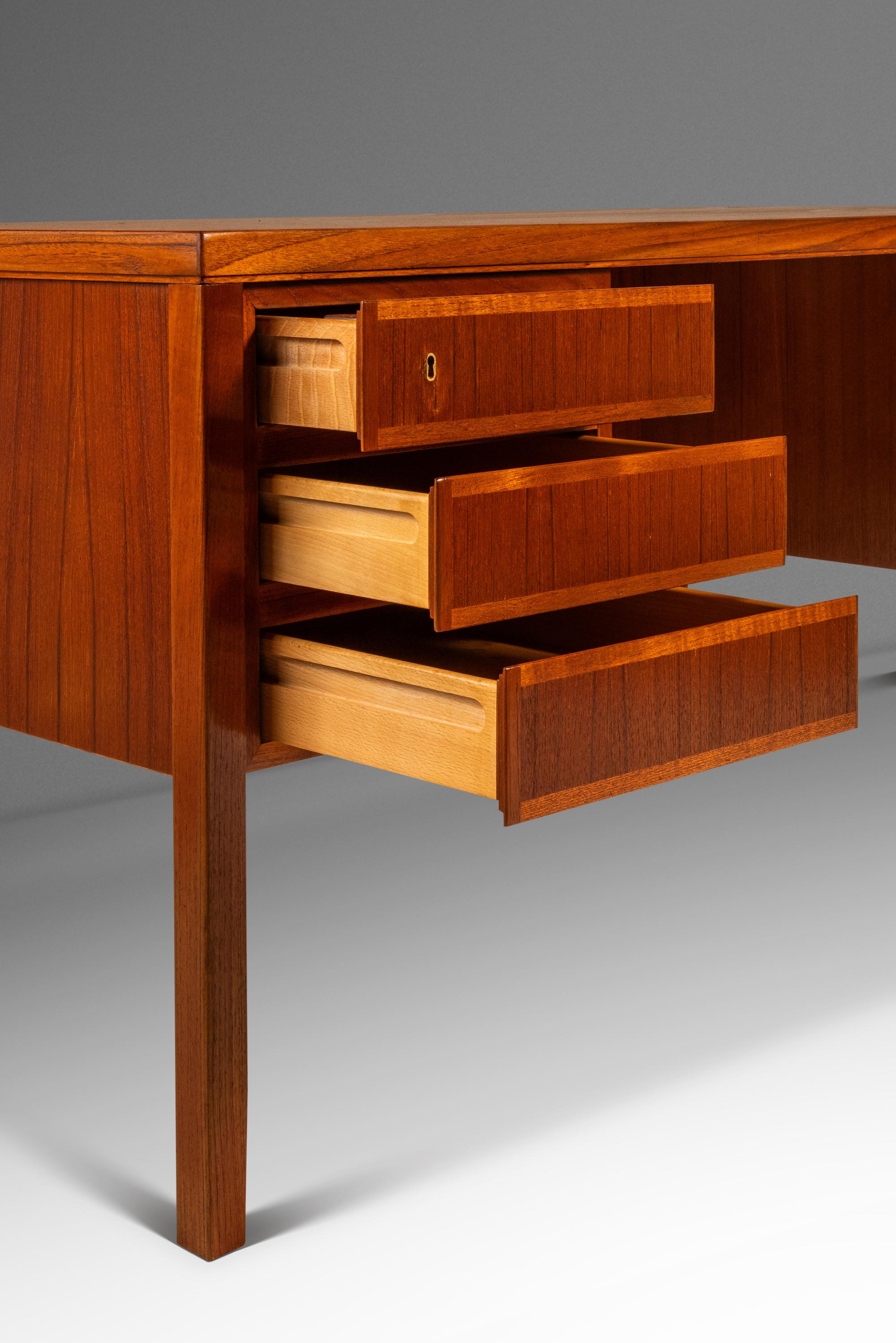 Scrivania direzionale Model 77 in teak di Gunni Omann per Oman Junn, Danimarca, 1950 ca. 10