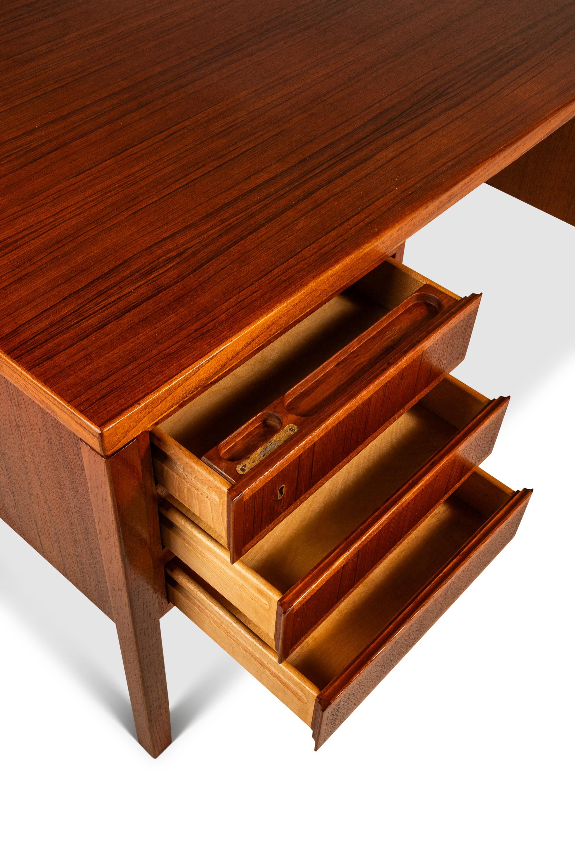 Scrivania direzionale Model 77 in teak di Gunni Omann per Oman Junn, Danimarca, 1950 ca. 11
