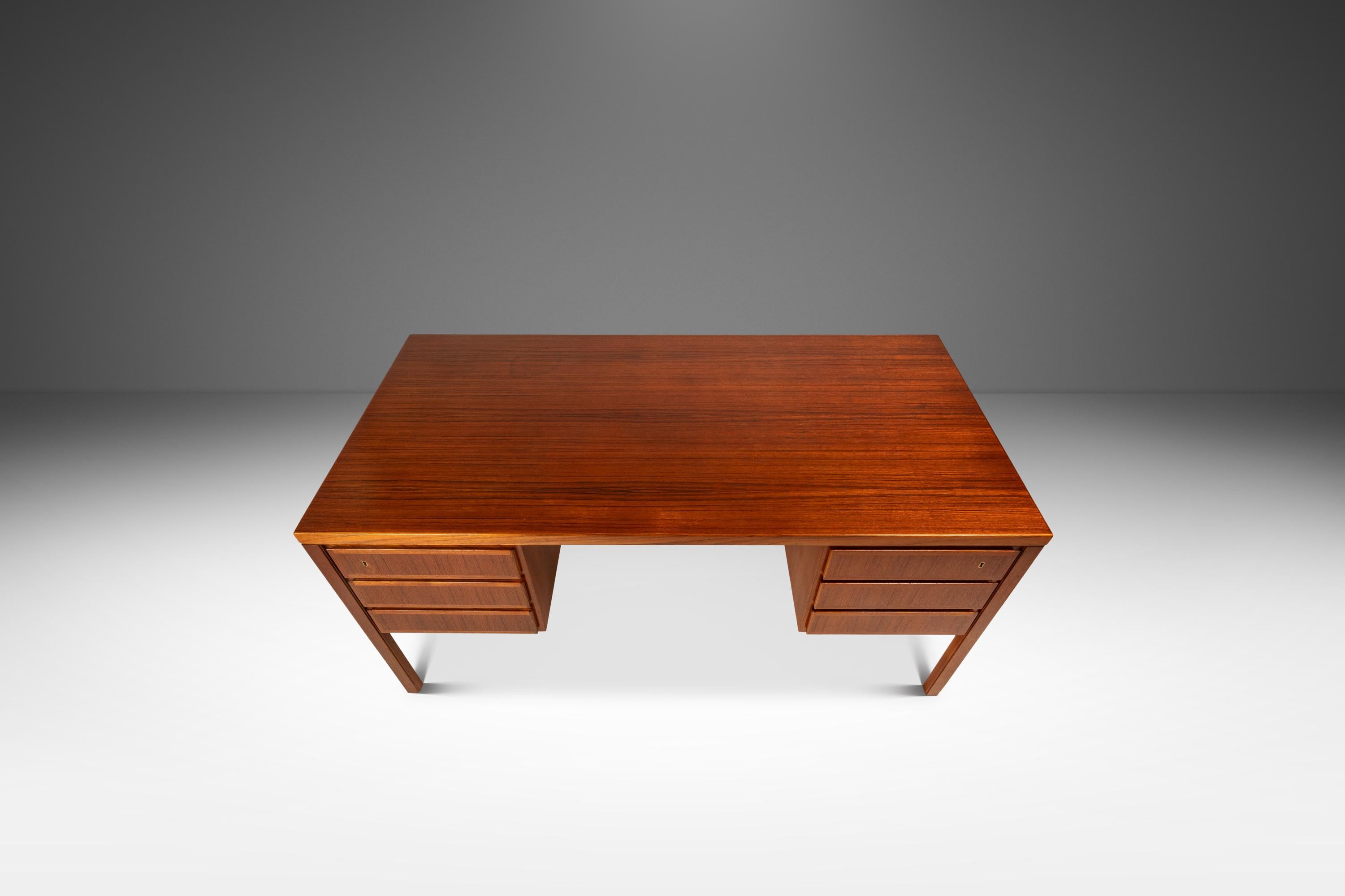 Mid-Century moderno Scrivania direzionale Model 77 in teak di Gunni Omann per Oman Junn, Danimarca, 1950 ca.