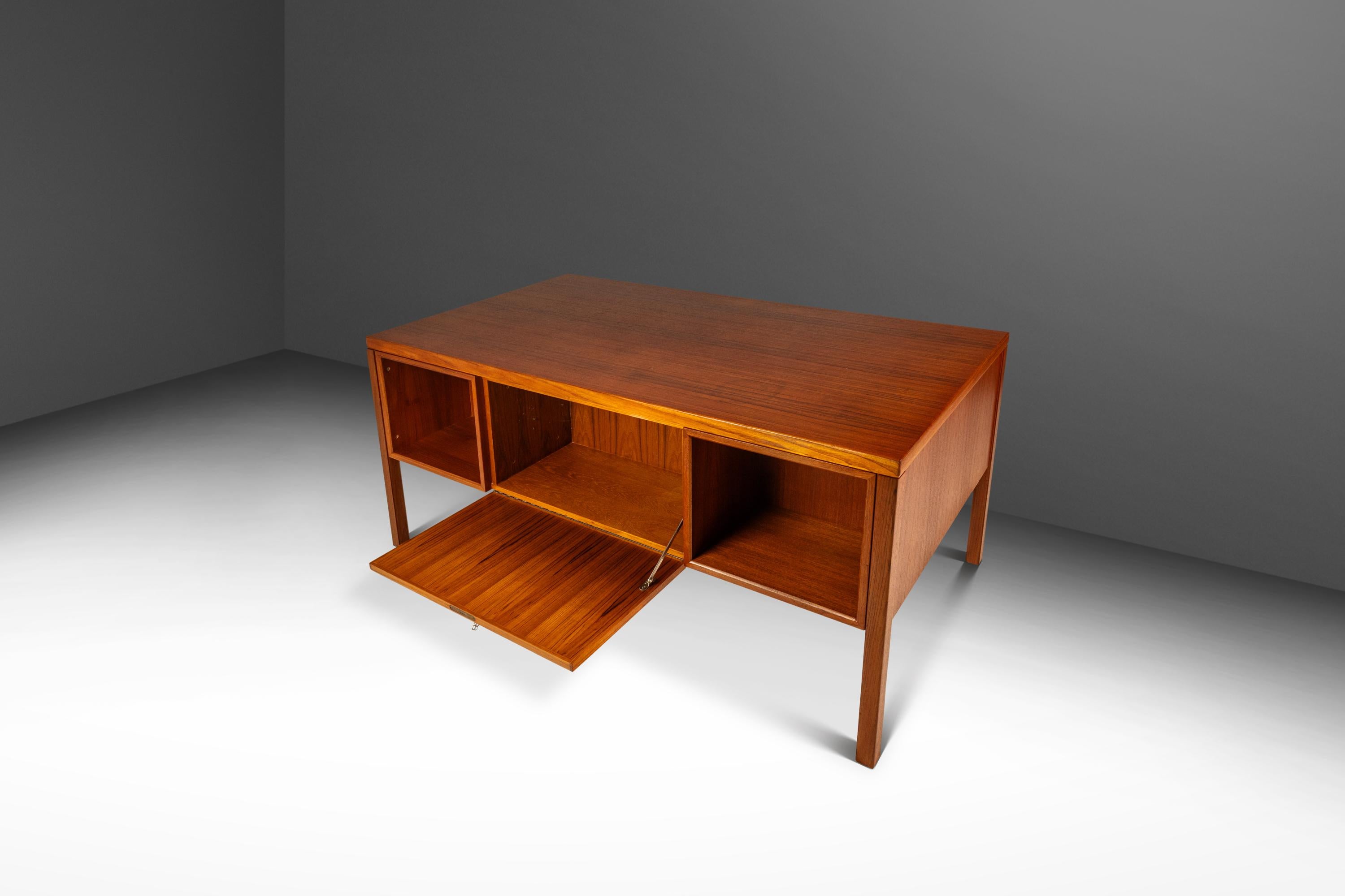 Scrivania direzionale Model 77 in teak di Gunni Omann per Oman Junn, Danimarca, 1950 ca. In condizioni buone a Deland, FL