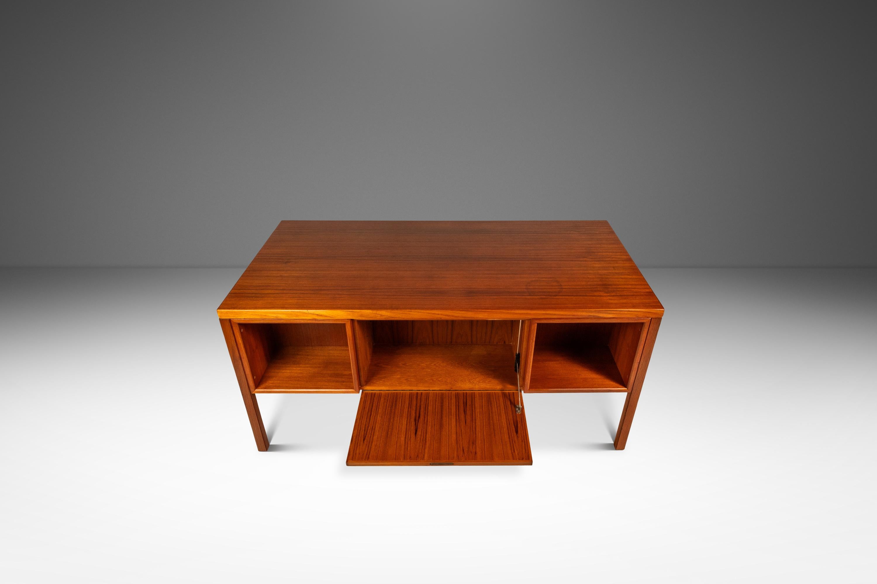 Metà XX secolo Scrivania direzionale Model 77 in teak di Gunni Omann per Oman Junn, Danimarca, 1950 ca.