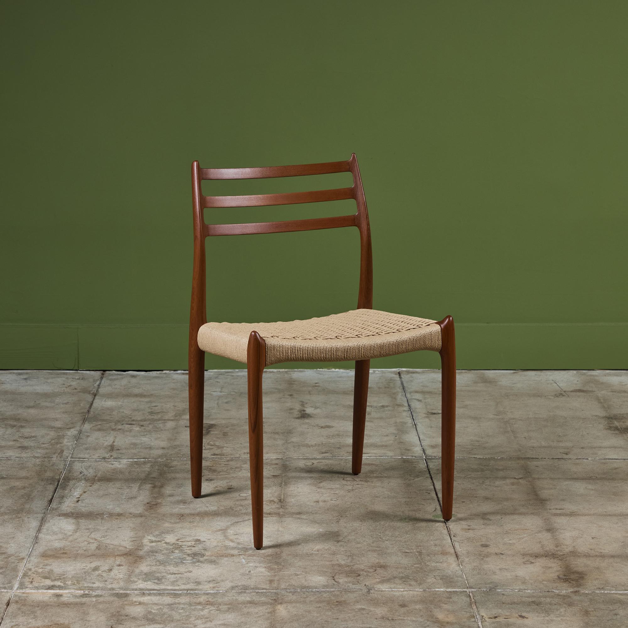 Esszimmerstuhl aus Teakholz, 1962 von Niels Otto Møller entworfen und von der dänischen JL Møllers Møbelfabrik hergestellt, mit Sitzen aus dänischer [Papier-]Schnur. Der Teakholzstuhl hat eine geschwungene Rückenlehne mit drei horizontalen Stützen,
