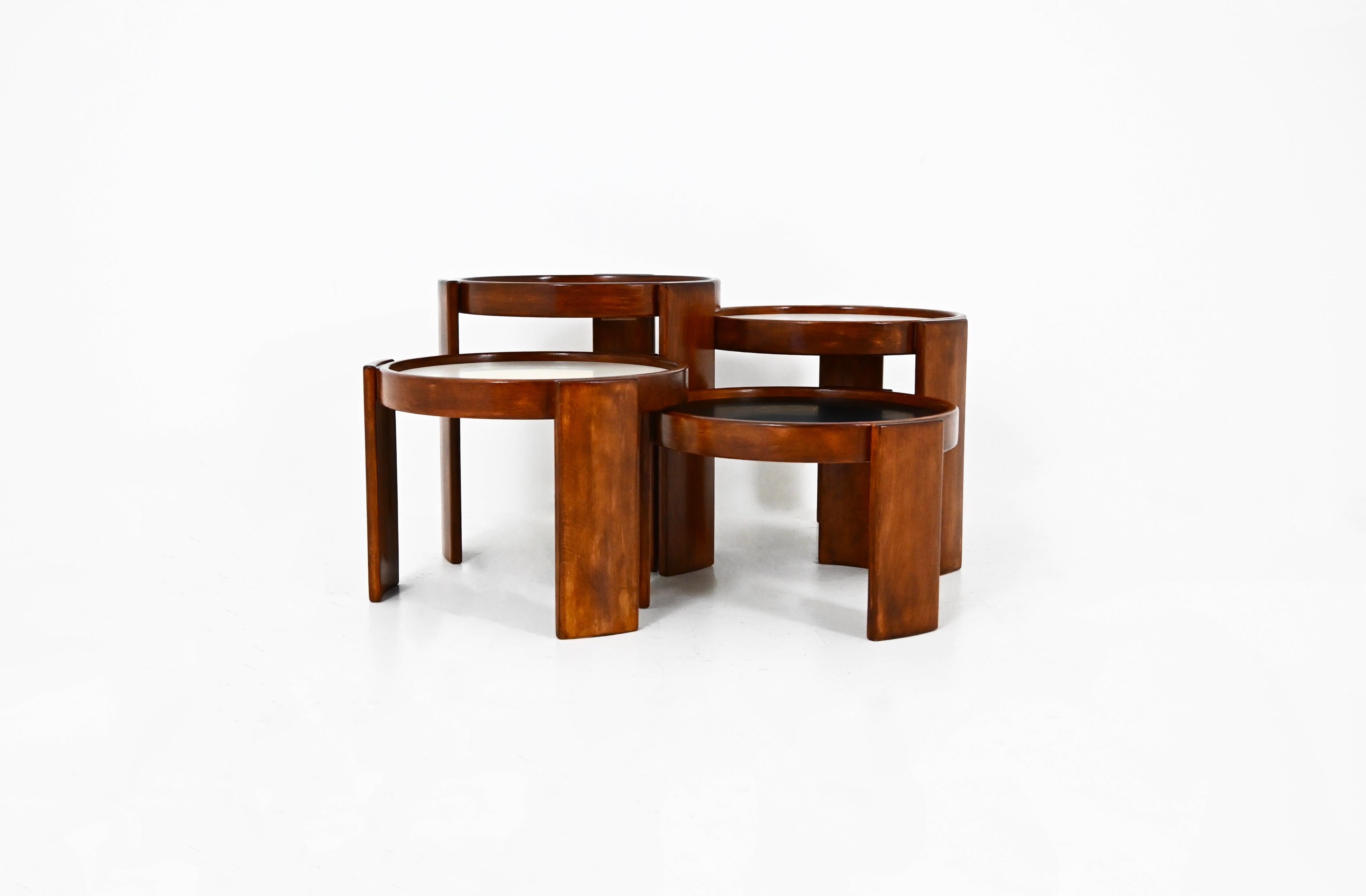 Set de 4 tables gigognes en bois. Haut réversible noir et blanc. Cassina estampillée. Usure due au temps et à l'âge des tables.
Mesures : Hauteur petite : 25 cm
Hauteur moyenne 1 : 29 cm
Hauteur moyenne 2 : 34 cm
Hauteur Large : 39 cm.
POUR