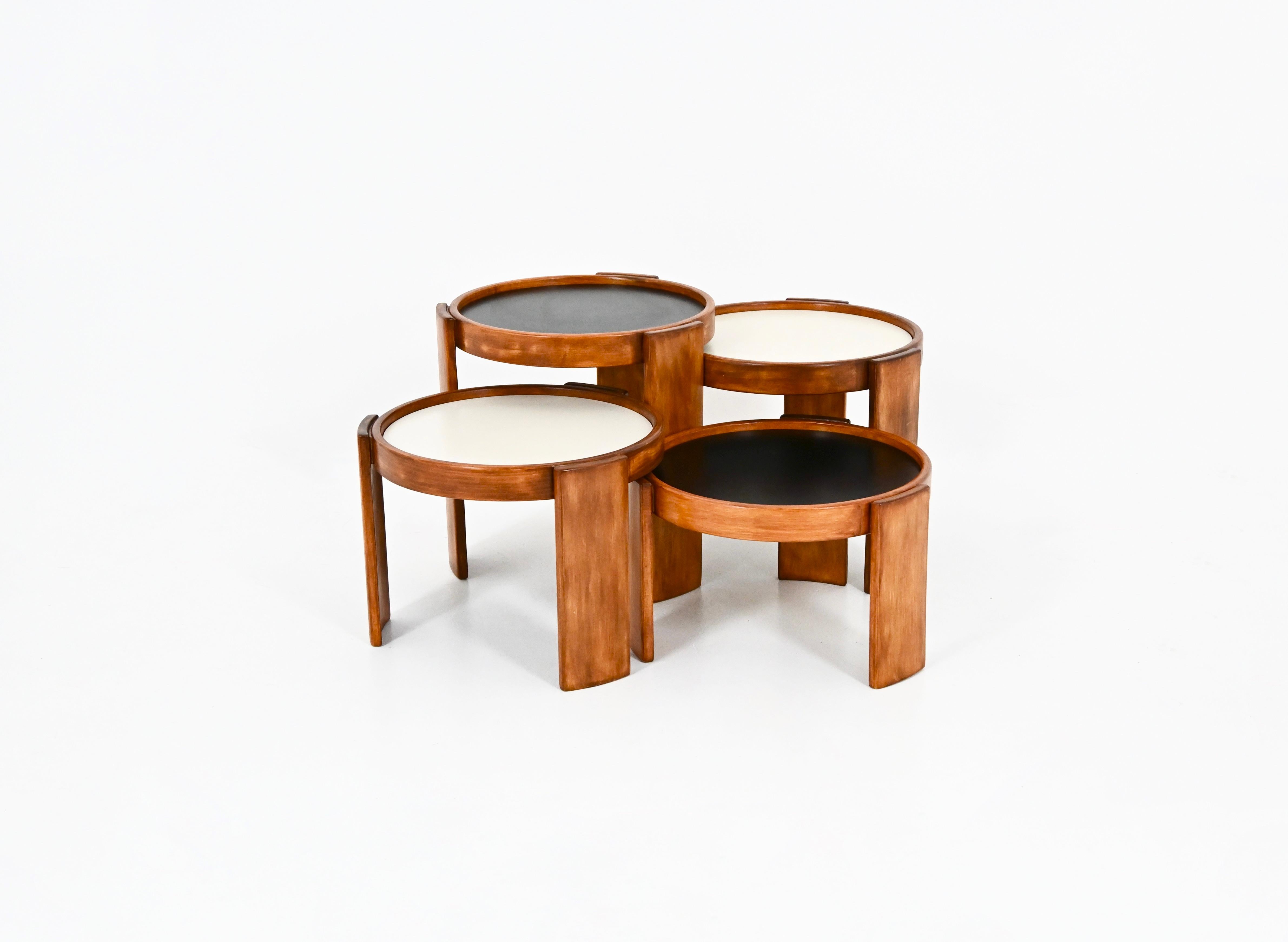 Set di 4 tavolini di legno. Top reversibile bianco e nero. Cassina stampata. Usura dovuta al tempo e all'età dei tavoli.
Misure: Altezza piccola: 25 cm
Altezza media 1: 29 cm
Altezza media 2: 34 cm
Altezza Grande: 39 cm.
PER LA SPEDIZIONE,