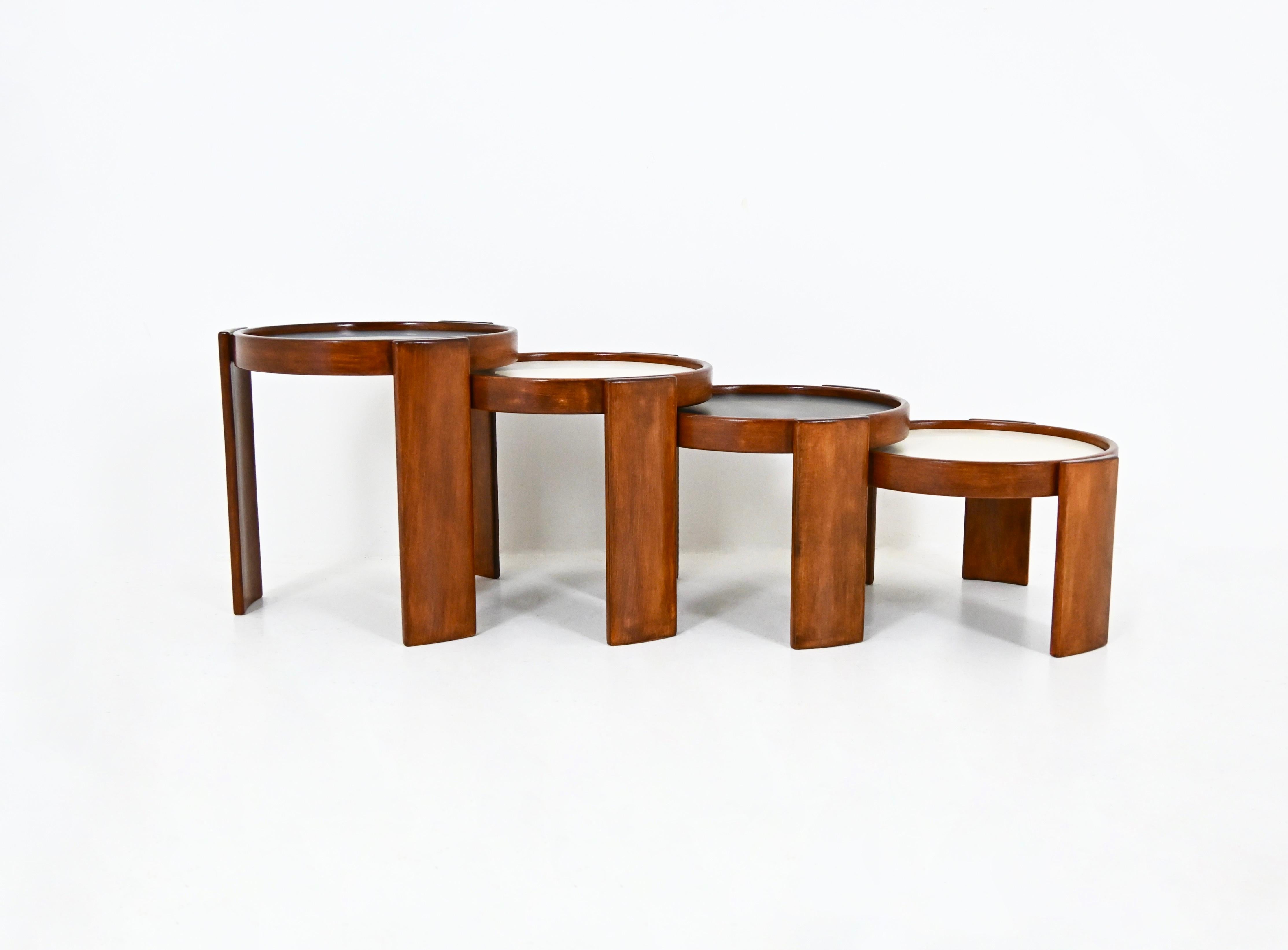 Milieu du XXe siècle Tables gigognes Model 780 par Gianfranco Frattini pour Cassina, 1960, ensemble de 4 en vente