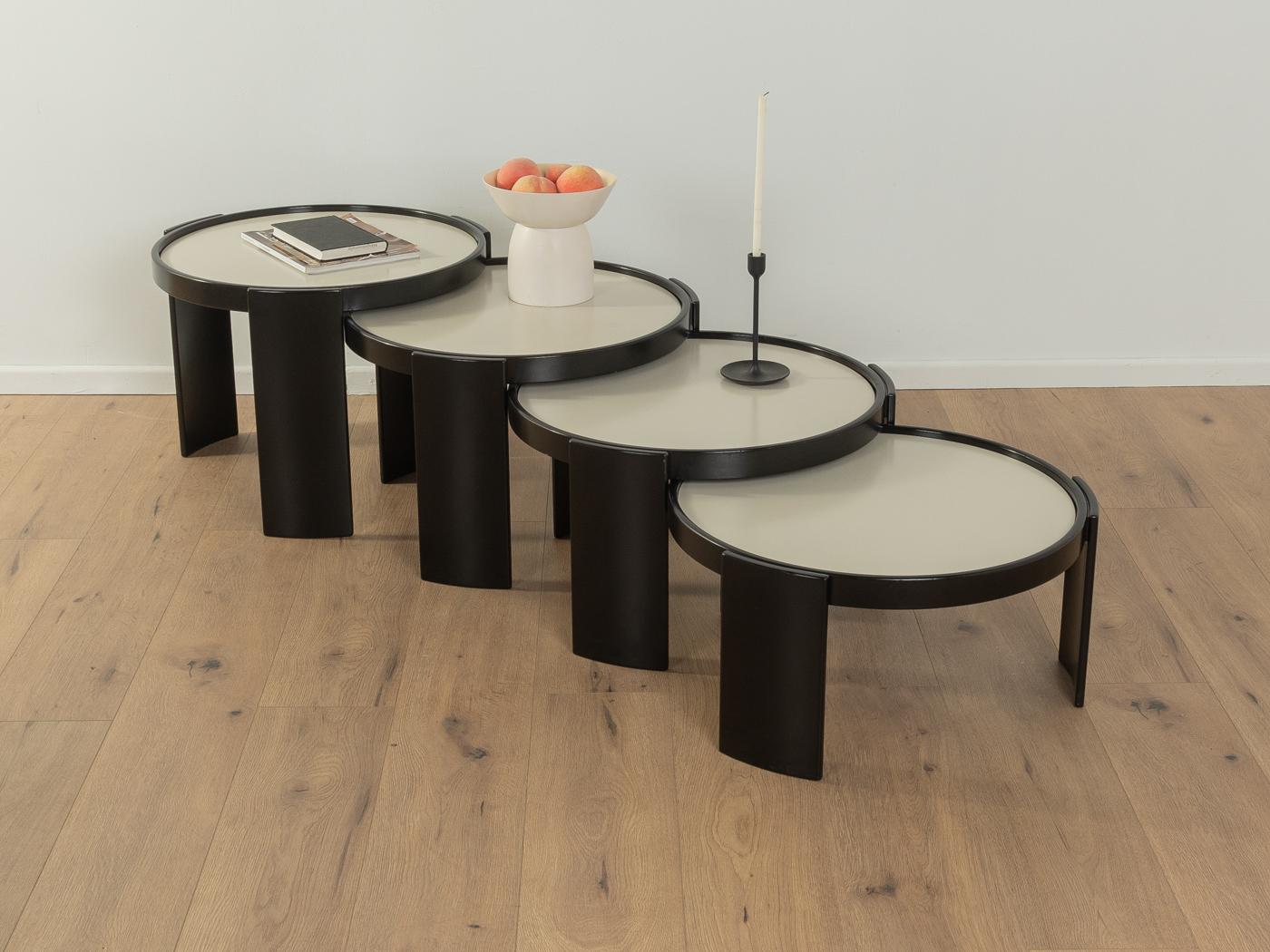 Exclusive nesting tables, model 783, by Gianfranco Frattini for Cassina from the 1960s. High-quality black lacquered wooden frame with four reversible table tops in black and off white. The nesting tables can be arranged in several different