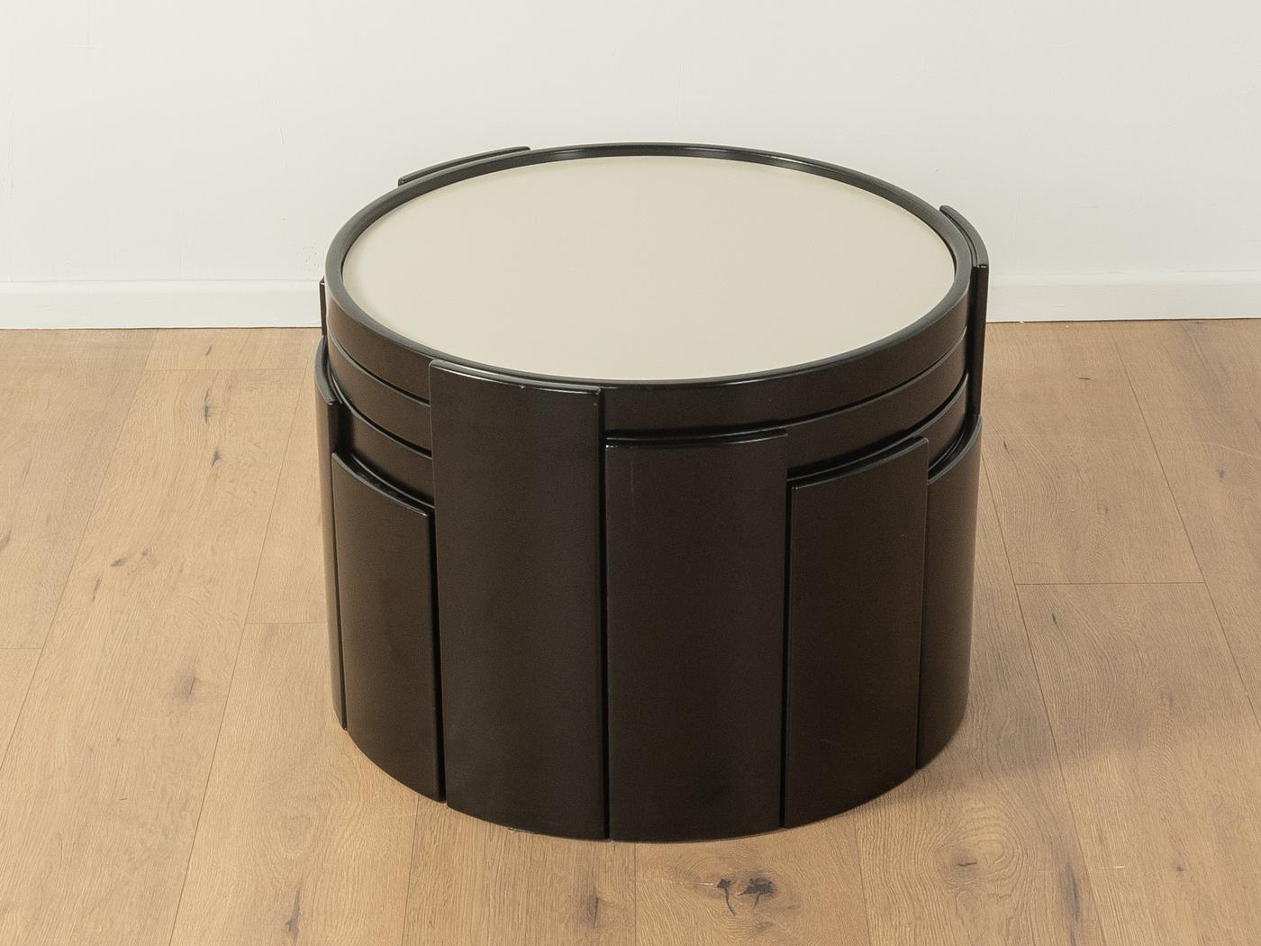 Tables gigognes exclusives, modèle 783, de Gianfranco Frattini pour Cassina, datant des années 1960. Structure en bois laqué noir de haute qualité avec quatre plateaux de table réversibles en noir et blanc cassé. Les tables gigognes peuvent être