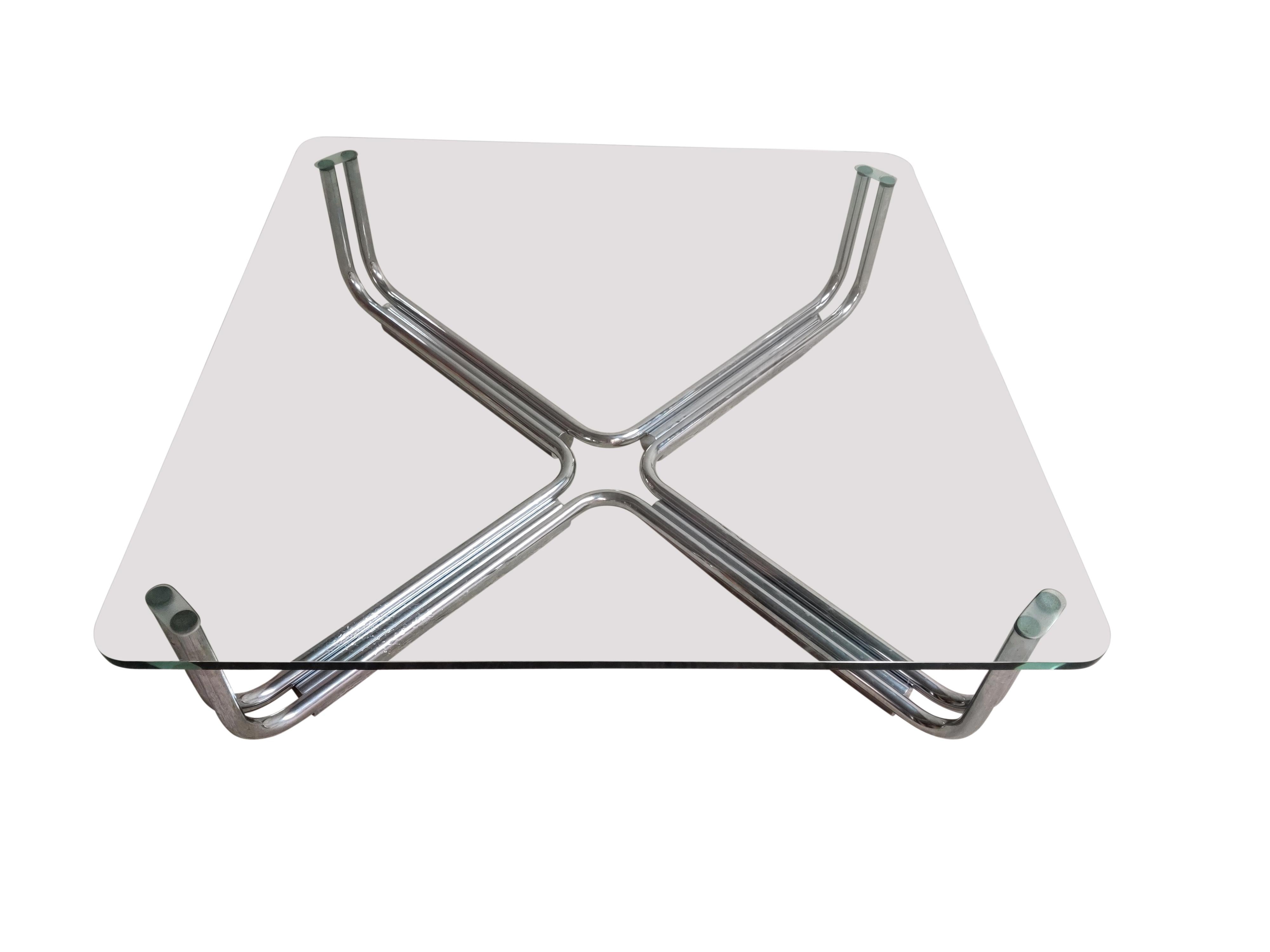 Tubular chrome coffee table with a thick glass top designed by Gianfranco Frattini for Cassina.

'Model 784'.

Very good condition

1960s - Italy

Measures: Height: 31cm/12.20