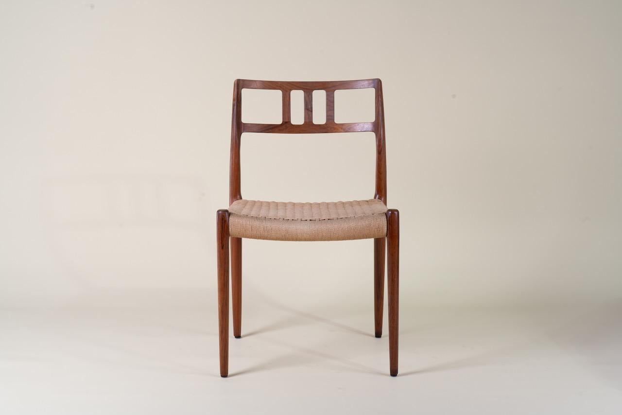 La paire de chaises Møller Model 79 met en valeur l'élégance discrète du design danois du milieu du siècle dernier. Fabriquées en bois de rose massif, les chaises présentent de magnifiques tons chauds et un dossier délicatement sculpté qui reflète