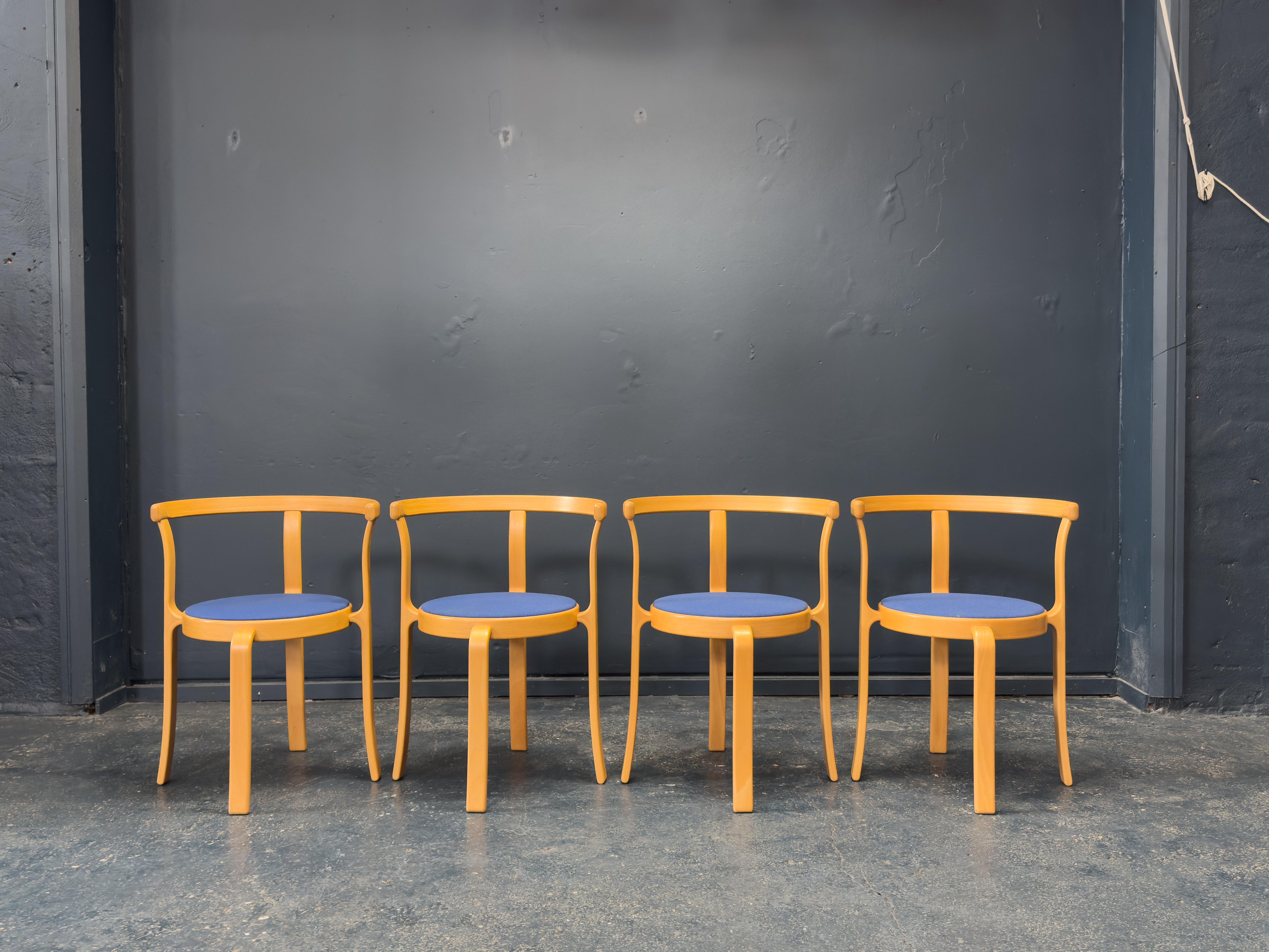 Questo set di quattro sedie da pranzo della 