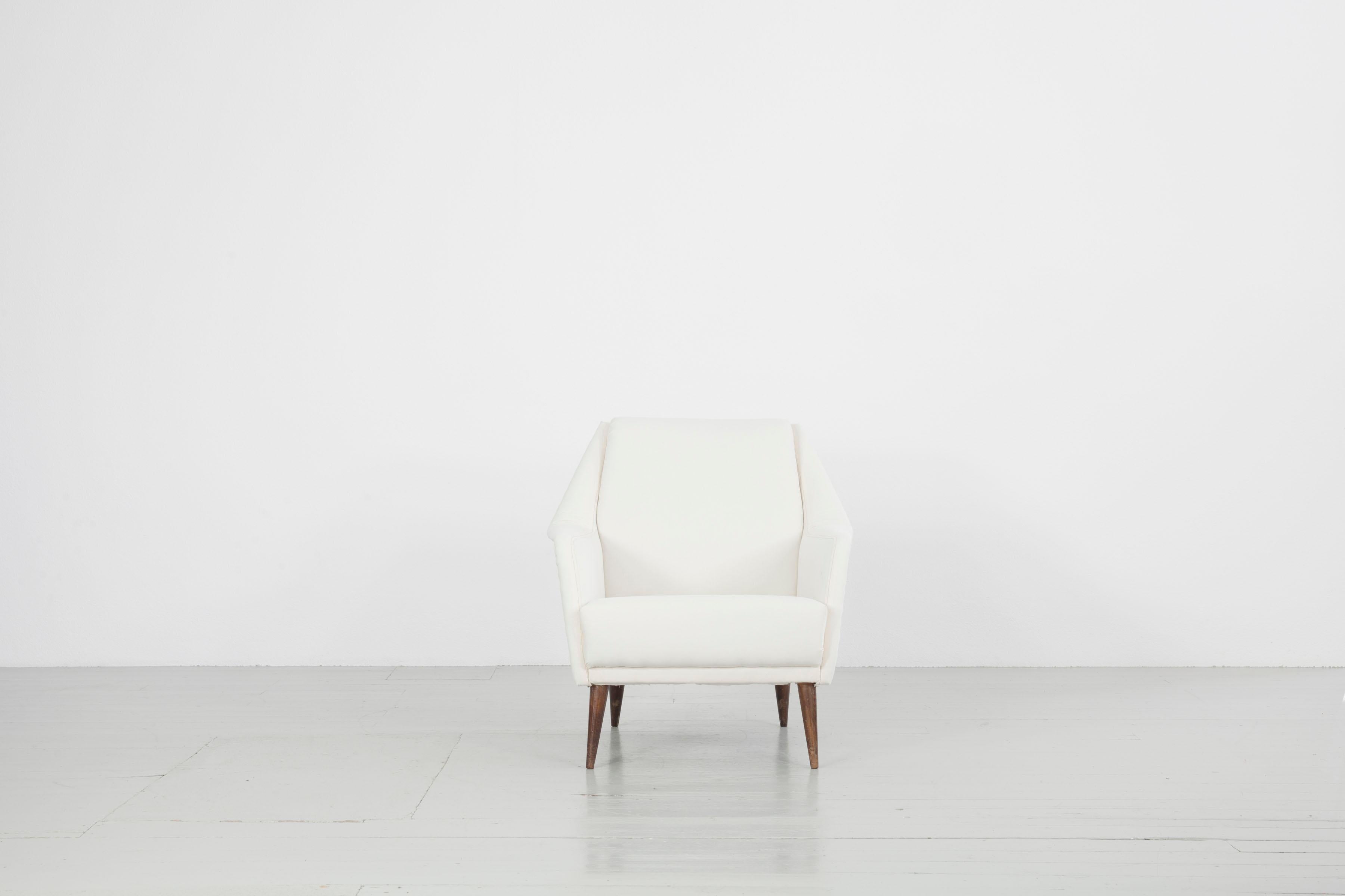 Model 802 armchair - Design by Carlo de Carli, manufactured by Cassina, Italy, 1954. The wooden frame with foam upholstery rests on elastic ribbons. The armchair was reupholstered and covered with a white muslin by our expert and needs now only a