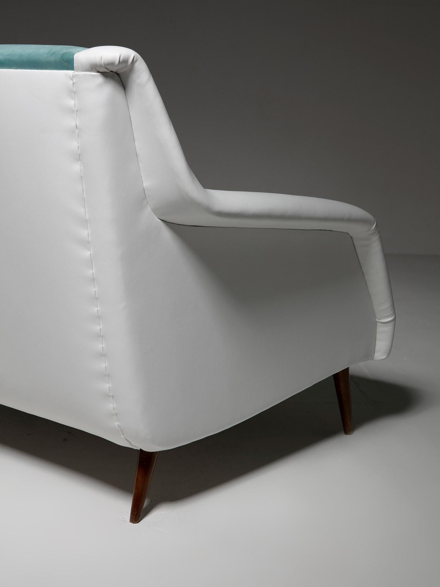 Carlo De Carli-Sofa Modell 802 in Weiß und Azurblau für Cassina, Italien, 1950er Jahre (Holz) im Angebot