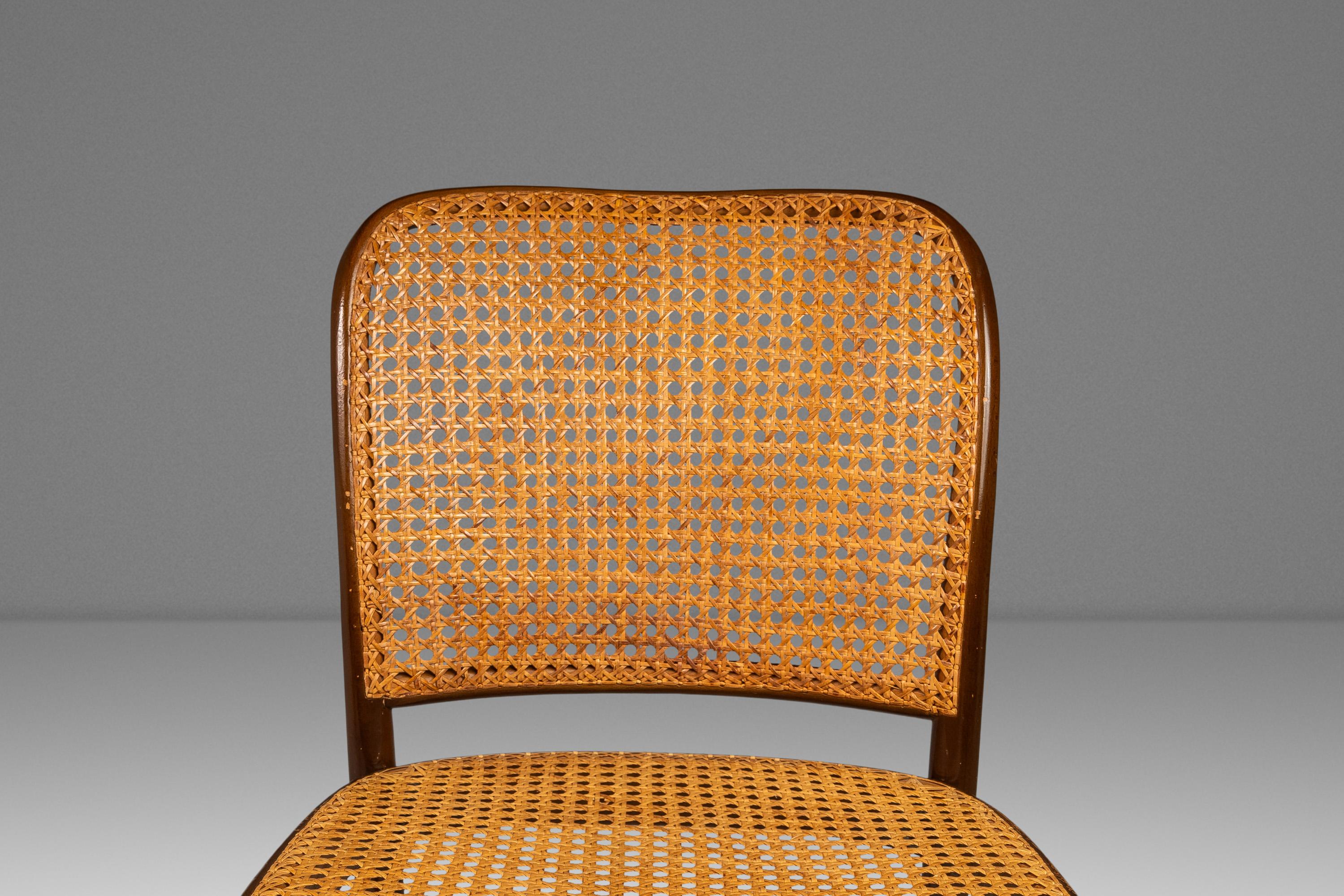 Chaise d'appoint modèle 811, Josef Frank, Stendig avec assise et dossier en rotin, Pologne, c.C. 1960. en vente 3